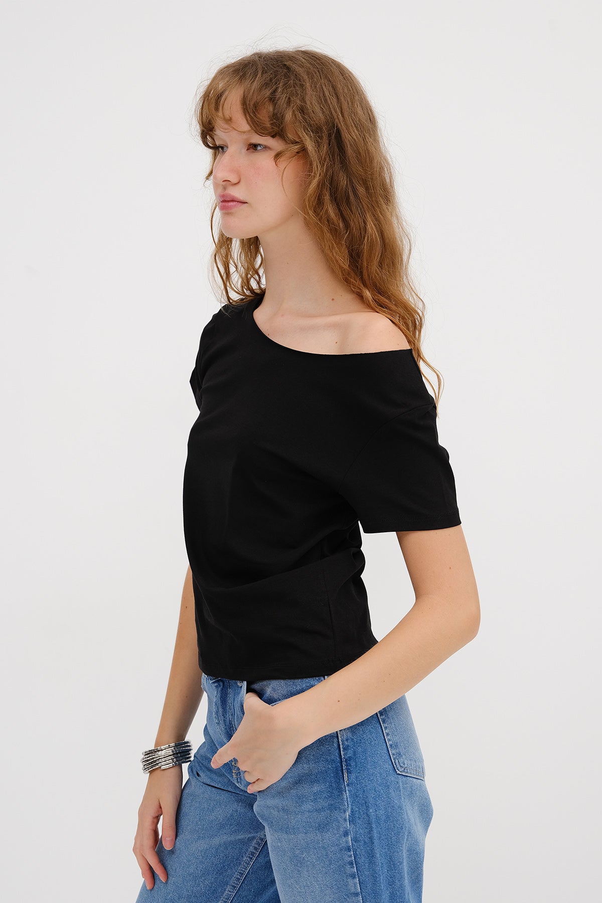Black_Boat-Neck-Basic-T-shirt-addax