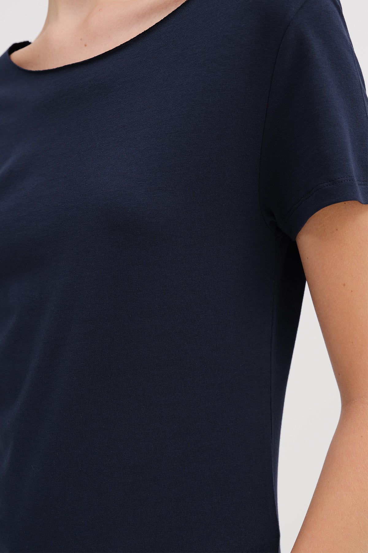 Night-Blue_Boat-Neck-Basic-T-shirt-addax