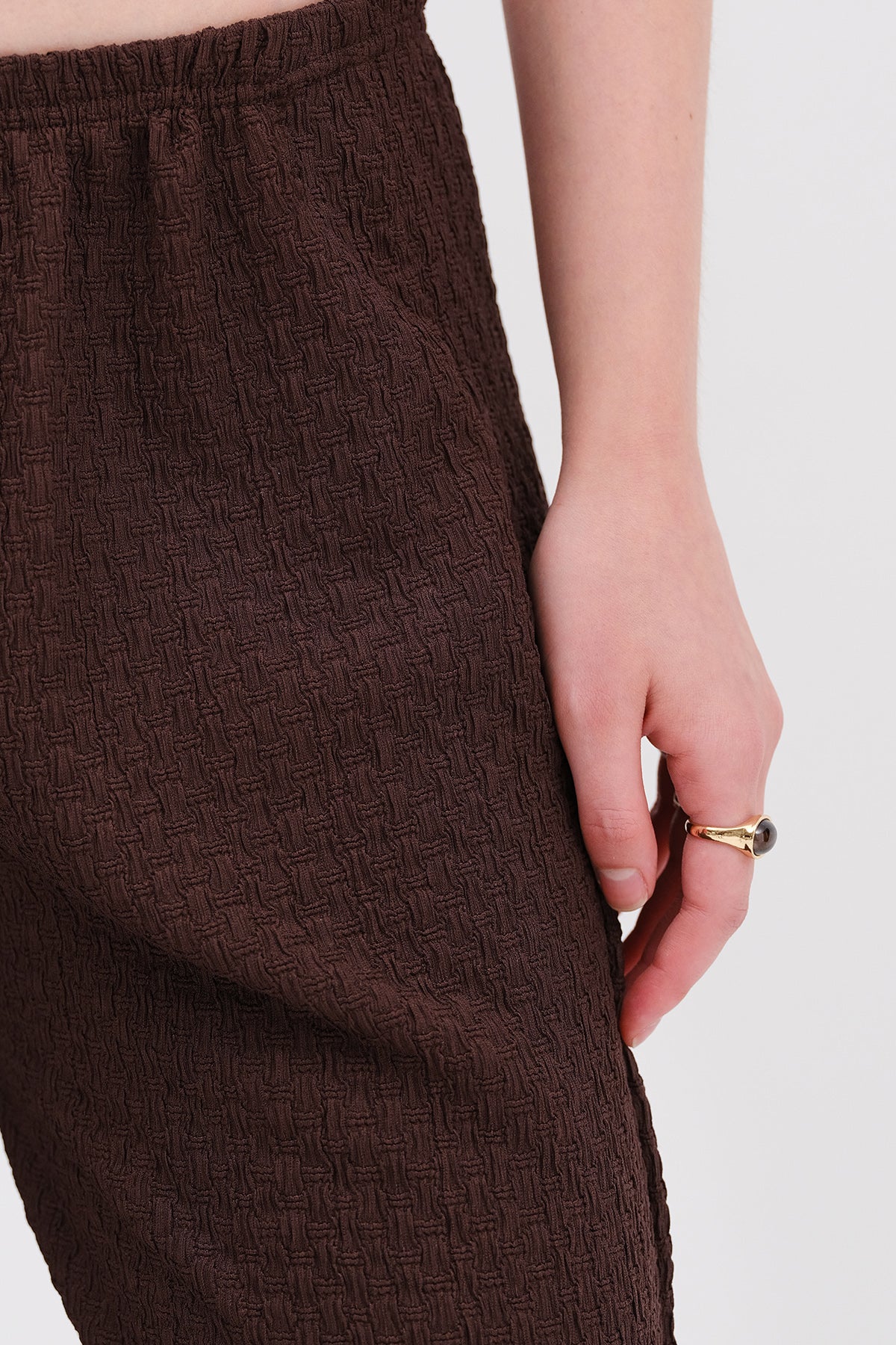Bitter-Coffee_Textured-Pants-with-Elastic-Waist-addax
