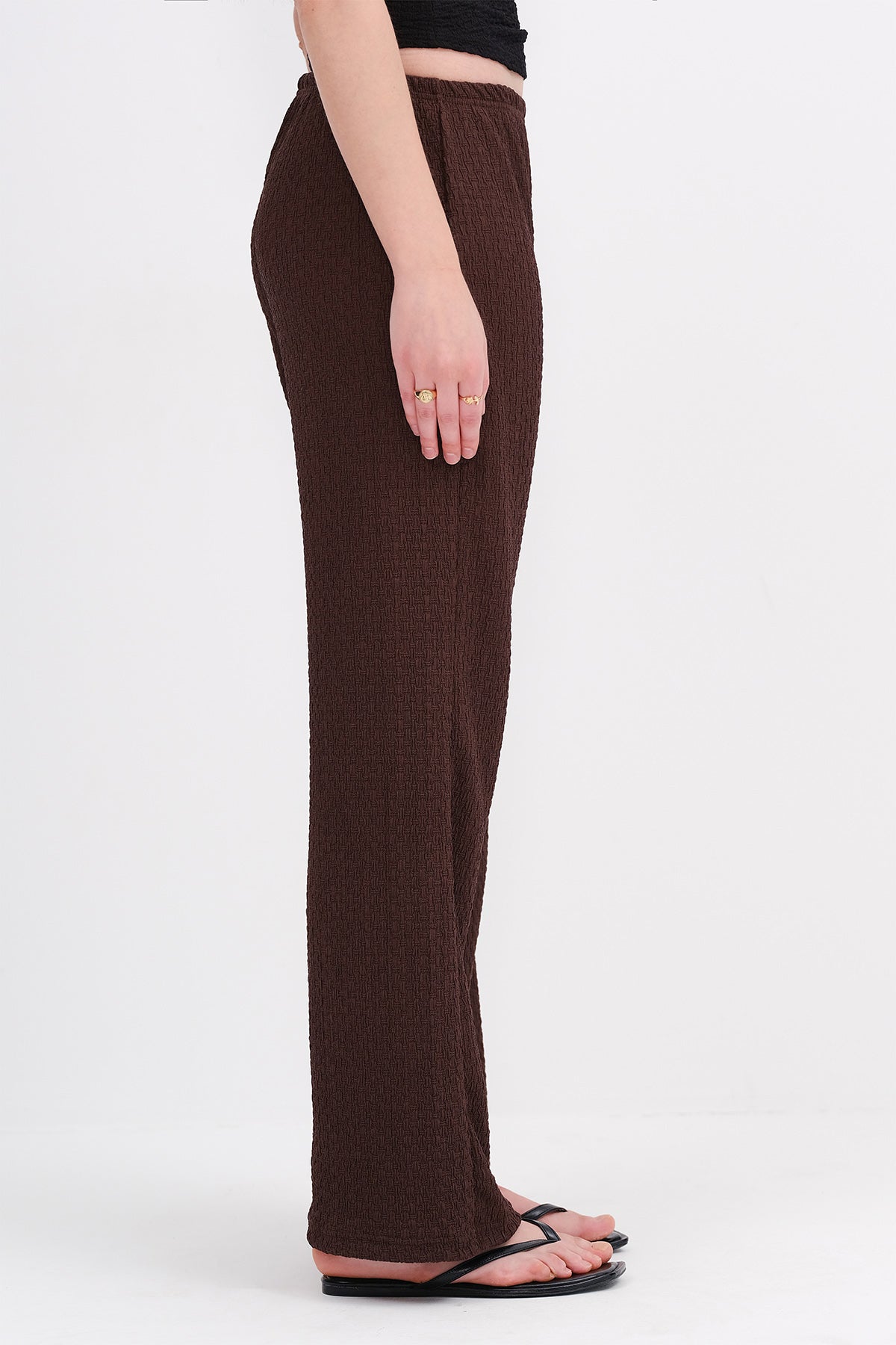 Bitter-Coffee_Textured-Pants-with-Elastic-Waist-addax