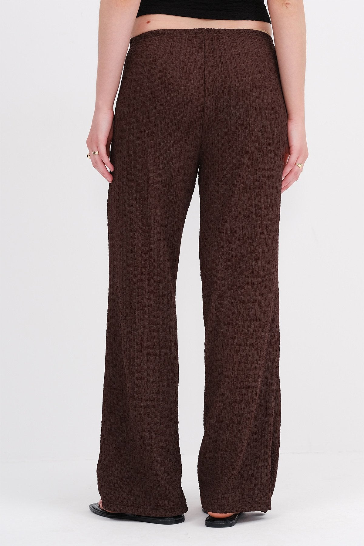 Bitter-Coffee_Textured-Pants-with-Elastic-Waist-addax