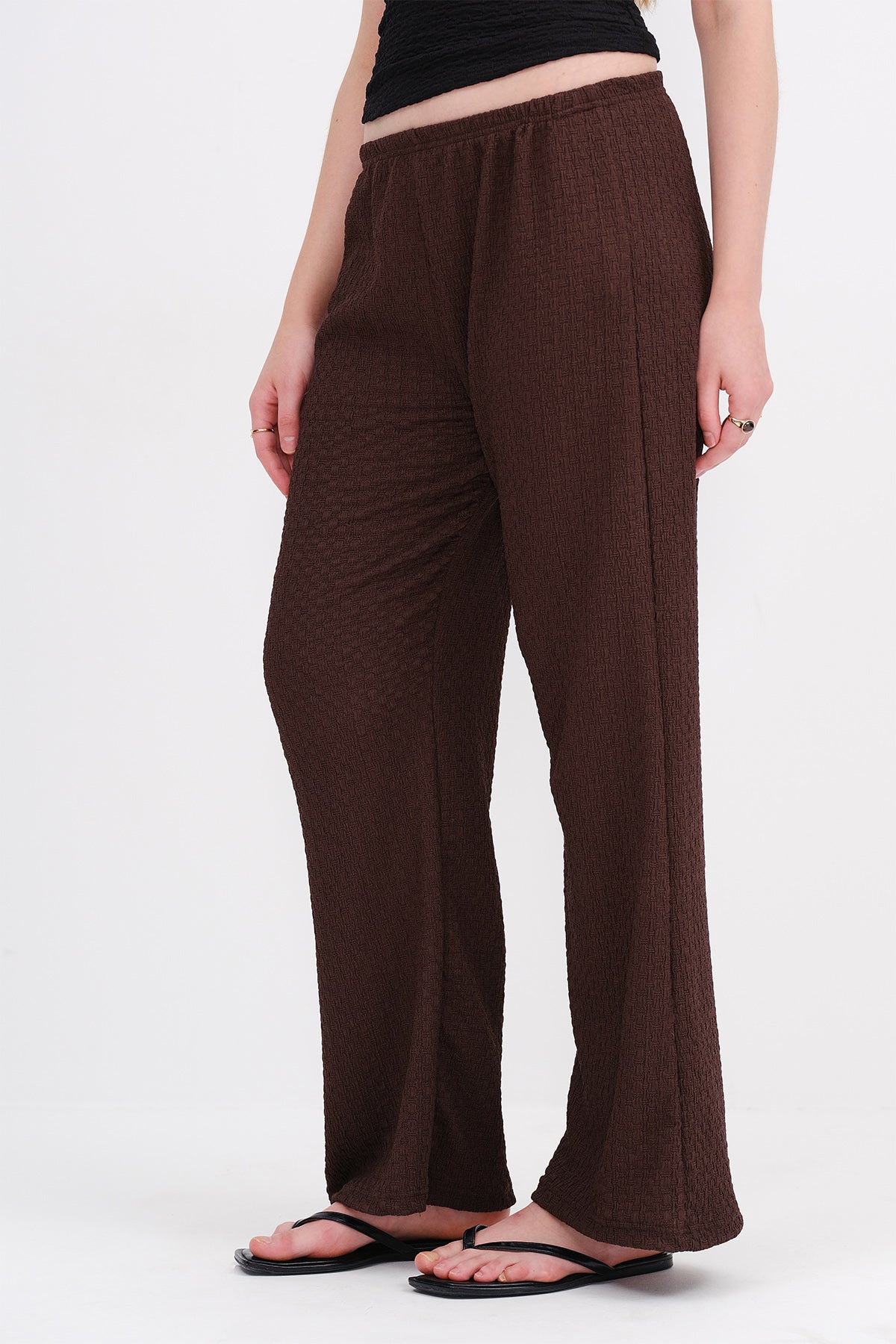 Bitter-Coffee_Textured-Pants-with-Elastic-Waist-addax