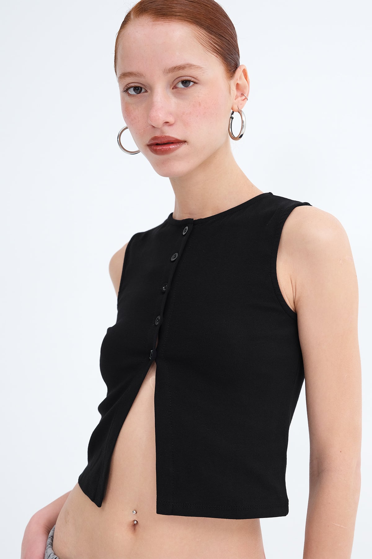 Black_Sleeveless-Buttoned-Blouse-addax