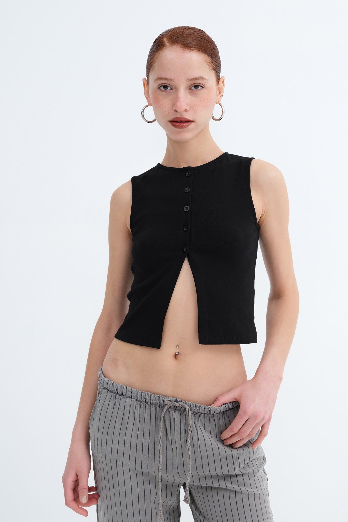 Black_Sleeveless-Buttoned-Blouse-addax