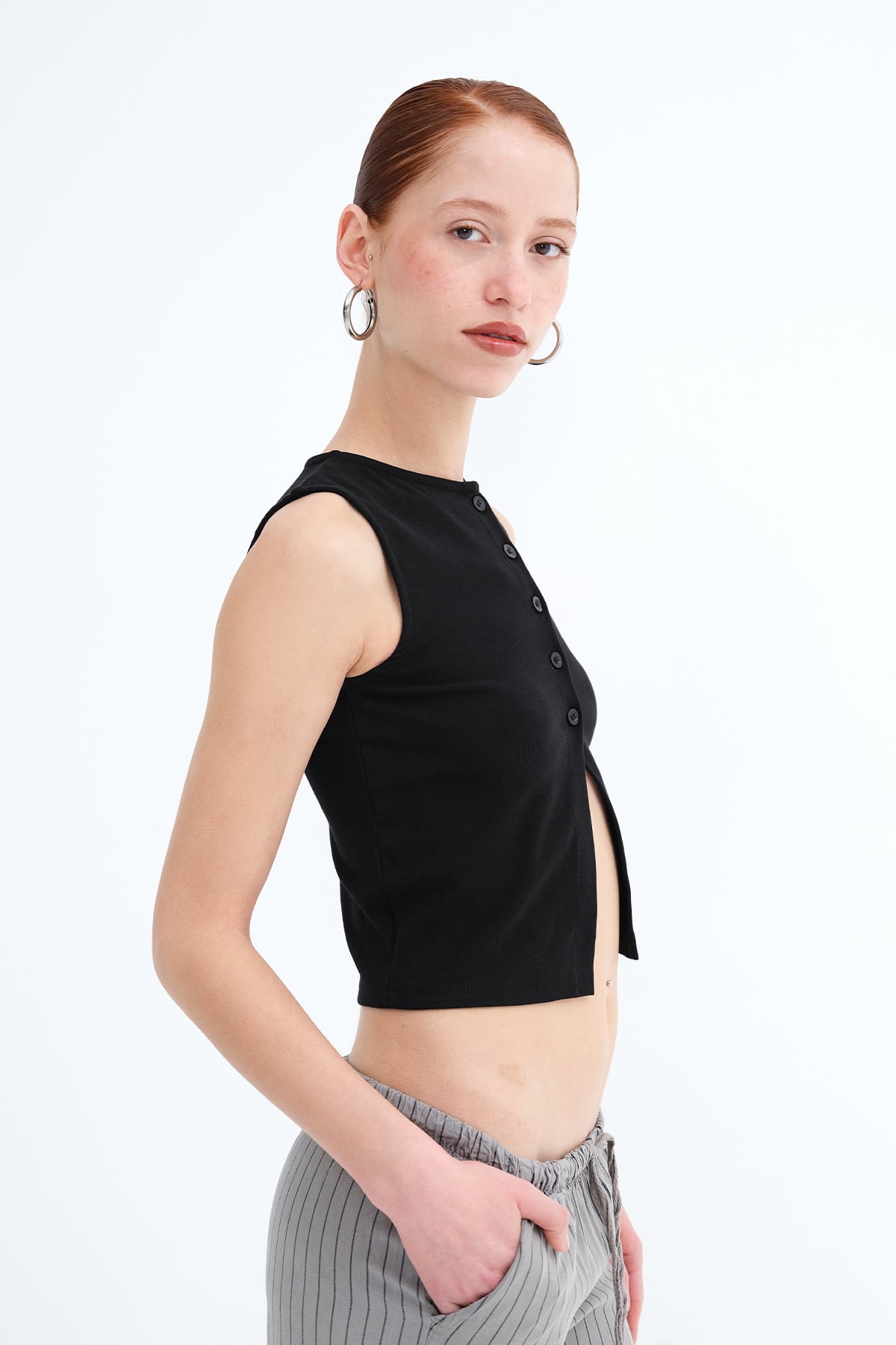 Black_Sleeveless-Buttoned-Blouse-addax