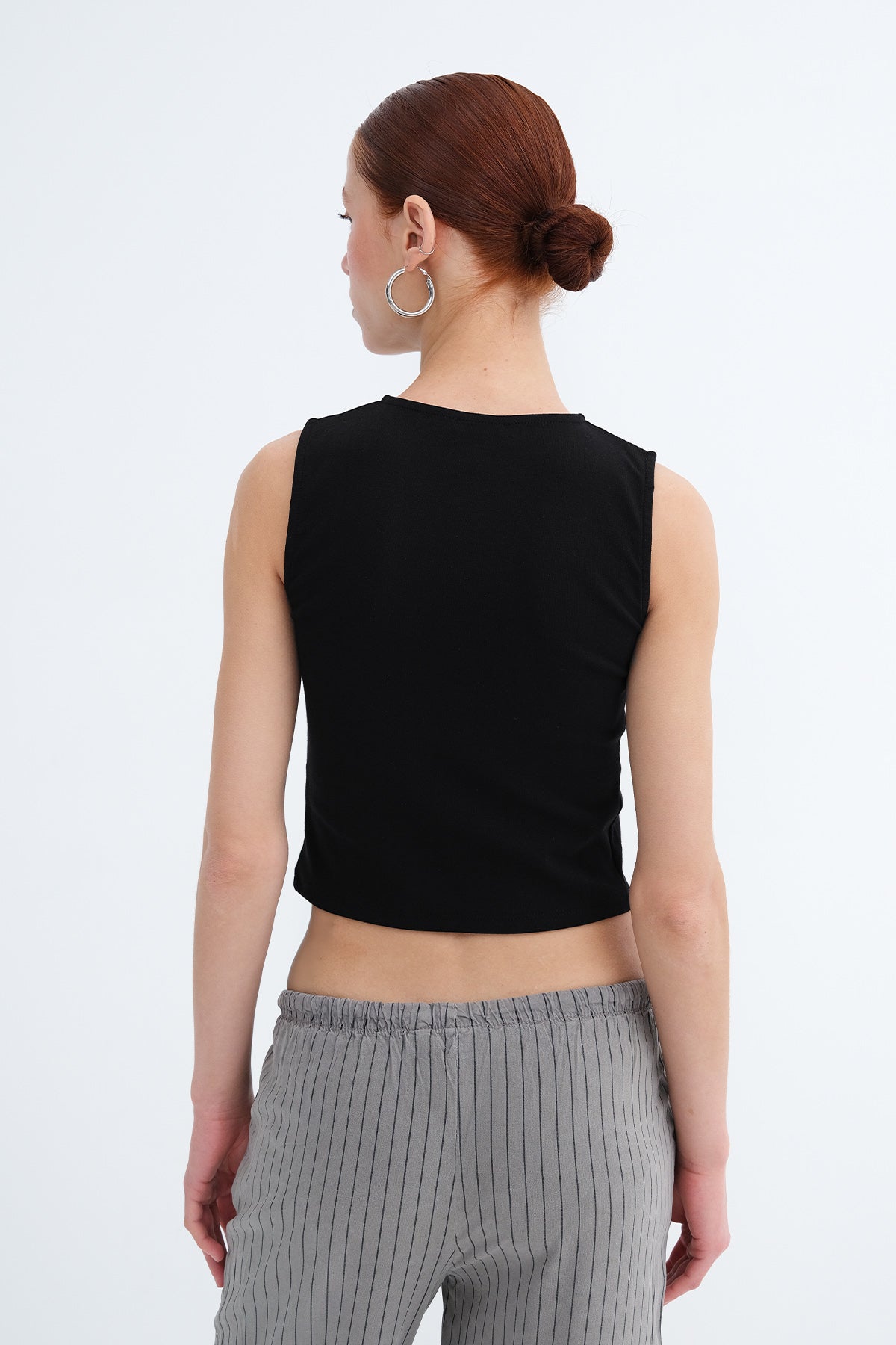 Black_Sleeveless-Buttoned-Blouse-addax