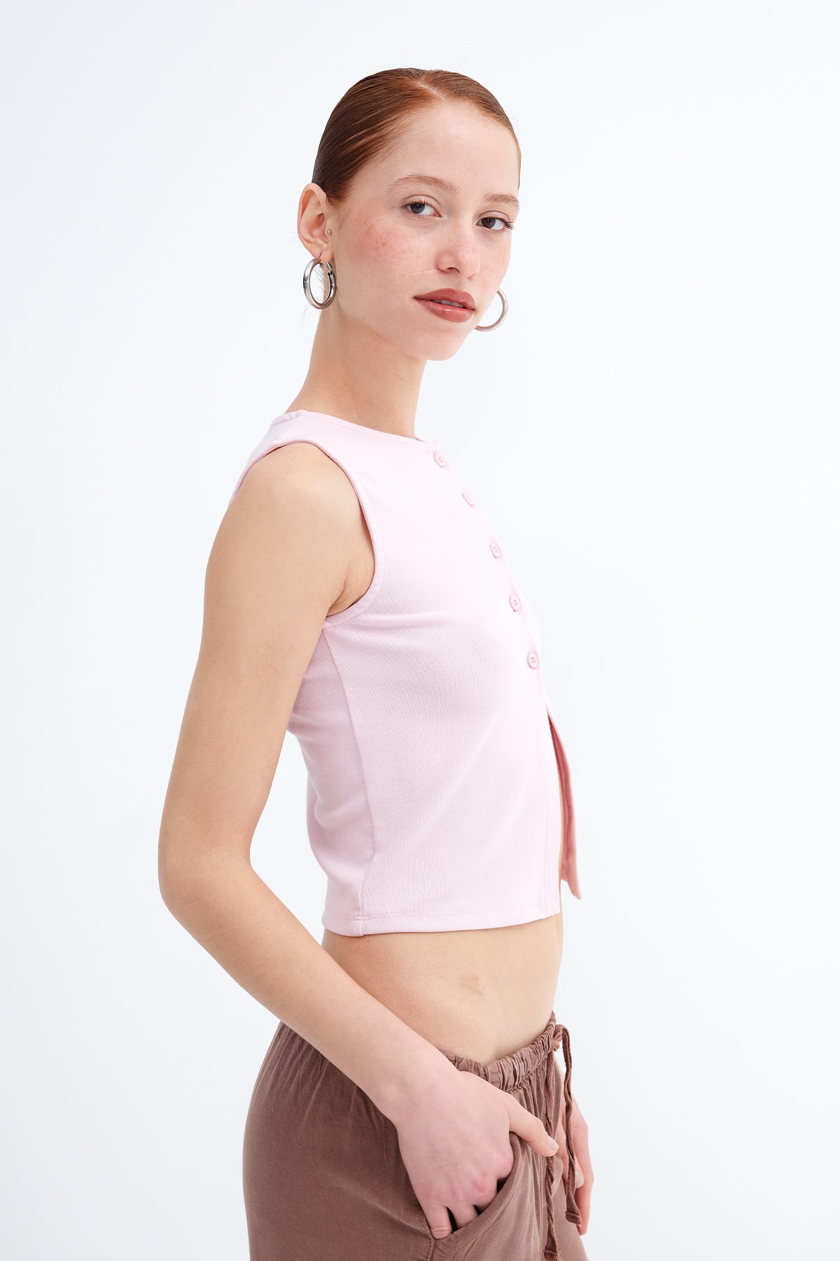 Lotus_Sleeveless-Buttoned-Blouse-addax