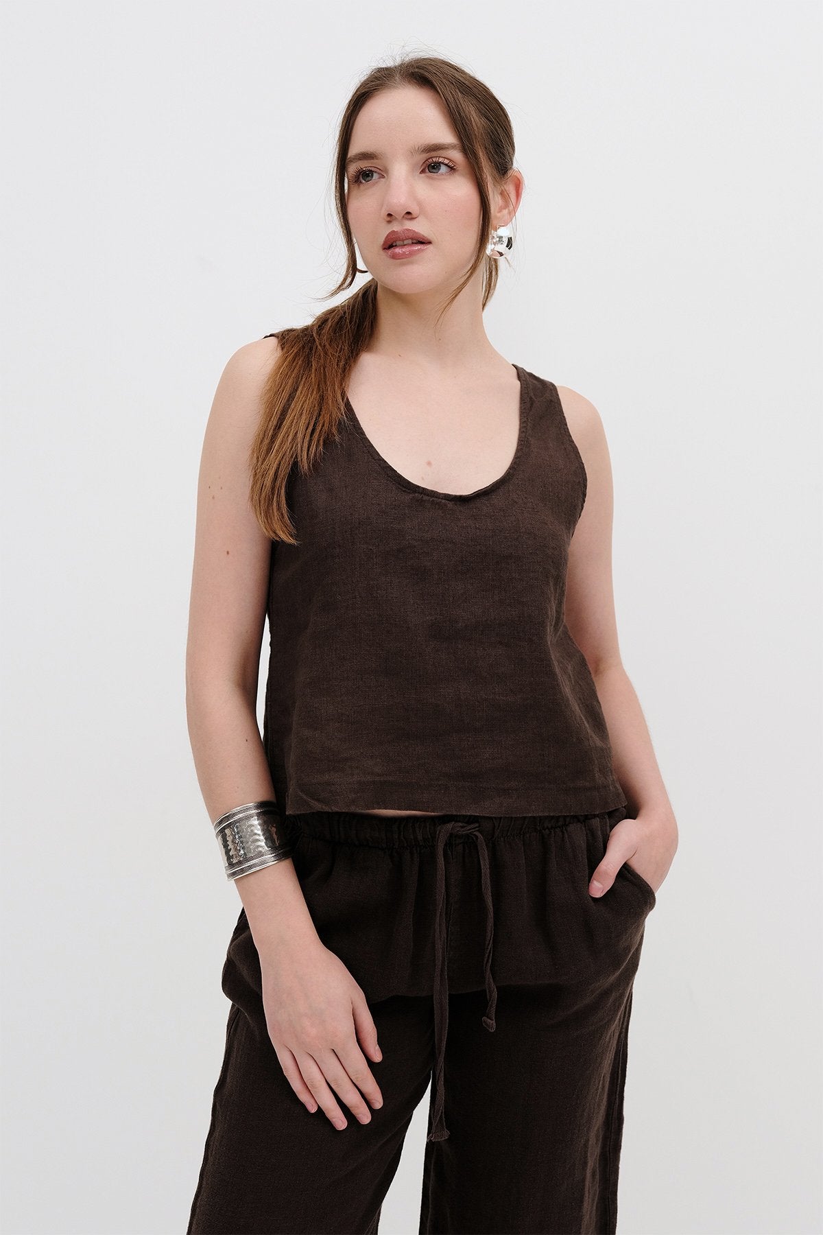 Bitter-Coffee_U-Neck-Linen-Undershirt-addax