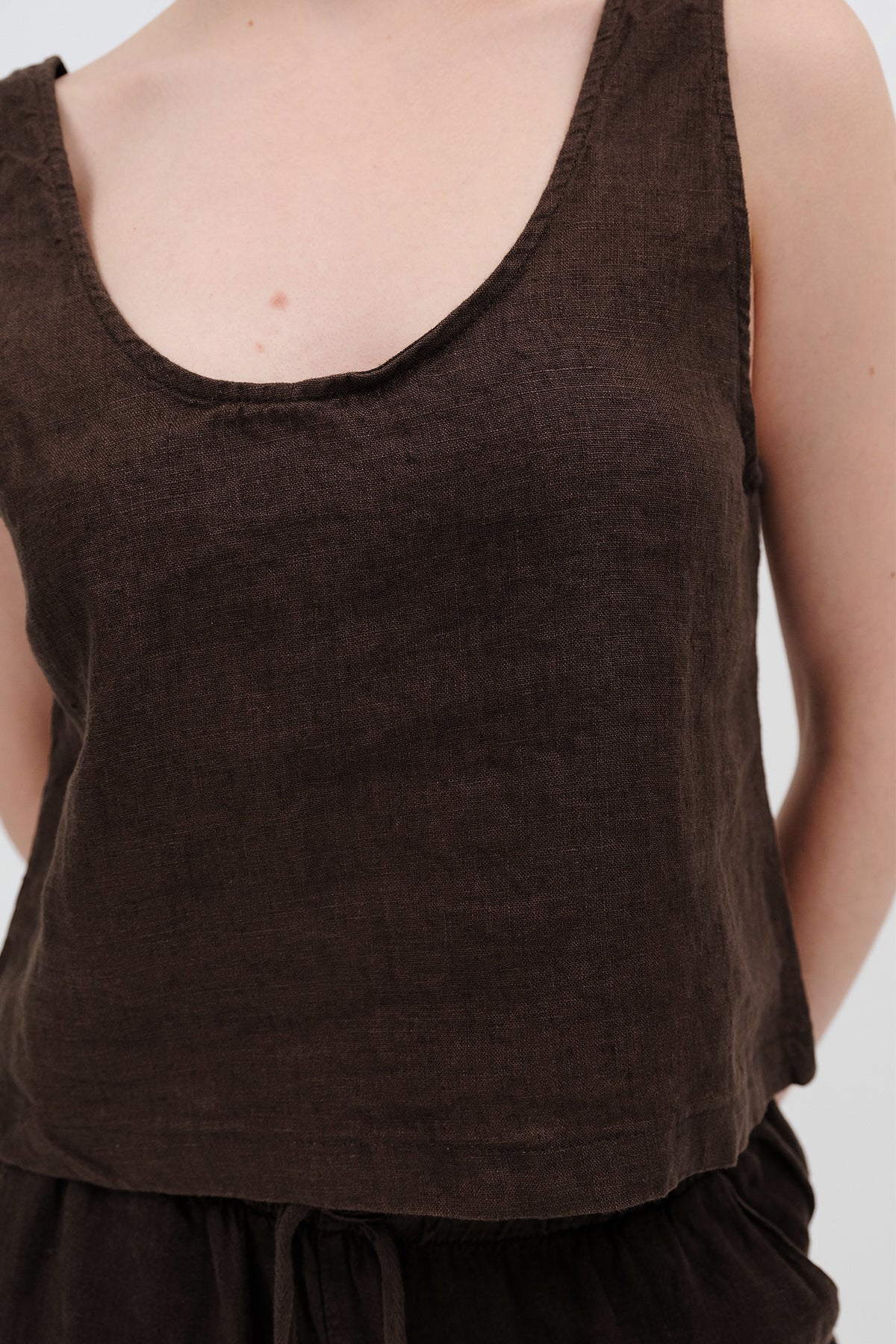 Bitter-Coffee_U-Neck-Linen-Undershirt-addax