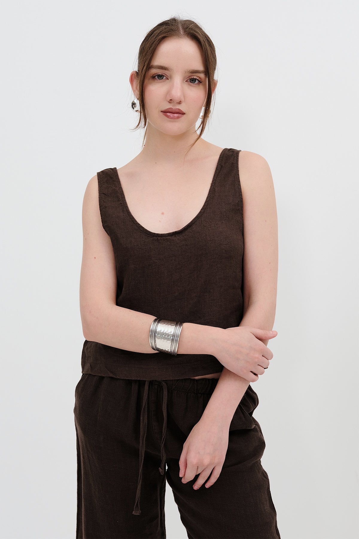 Bitter-Coffee_U-Neck-Linen-Undershirt-addax