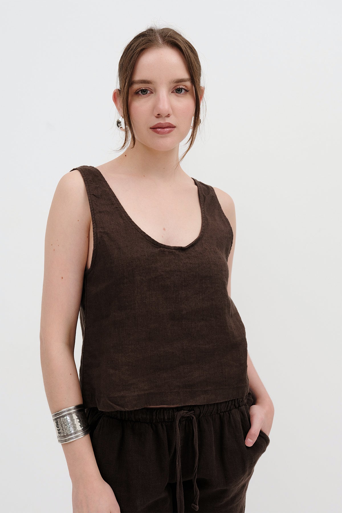 Bitter-Coffee_U-Neck-Linen-Undershirt-addax