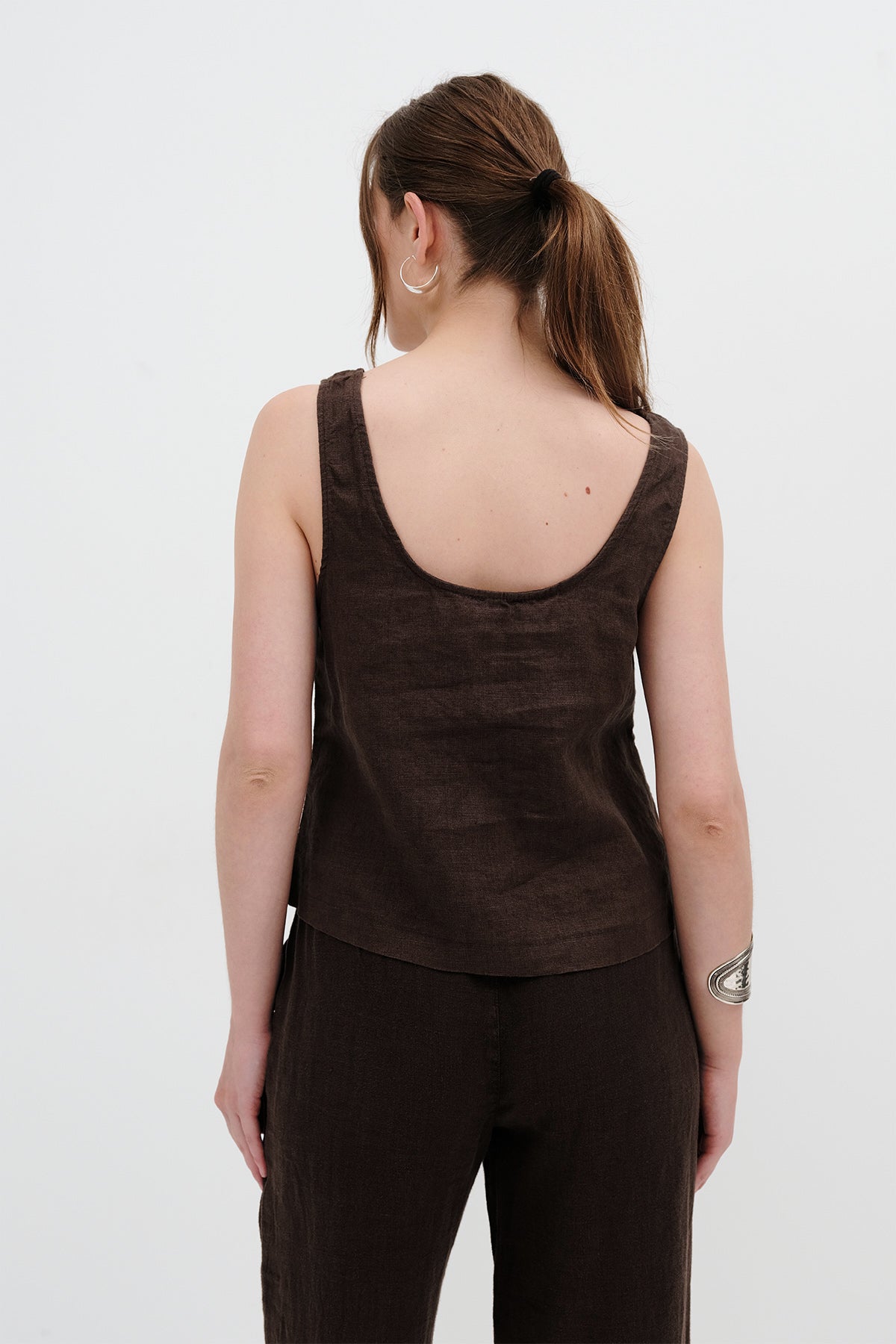 Bitter-Coffee_U-Neck-Linen-Undershirt-addax