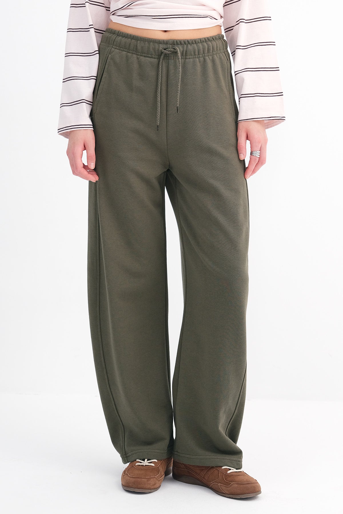 Oil-Green_Wide-Leg-Sweatpants-with-Pockets-addax