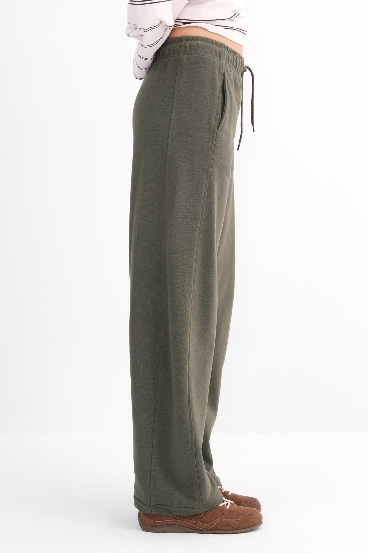Oil-Green_Wide-Leg-Sweatpants-with-Pockets-addax