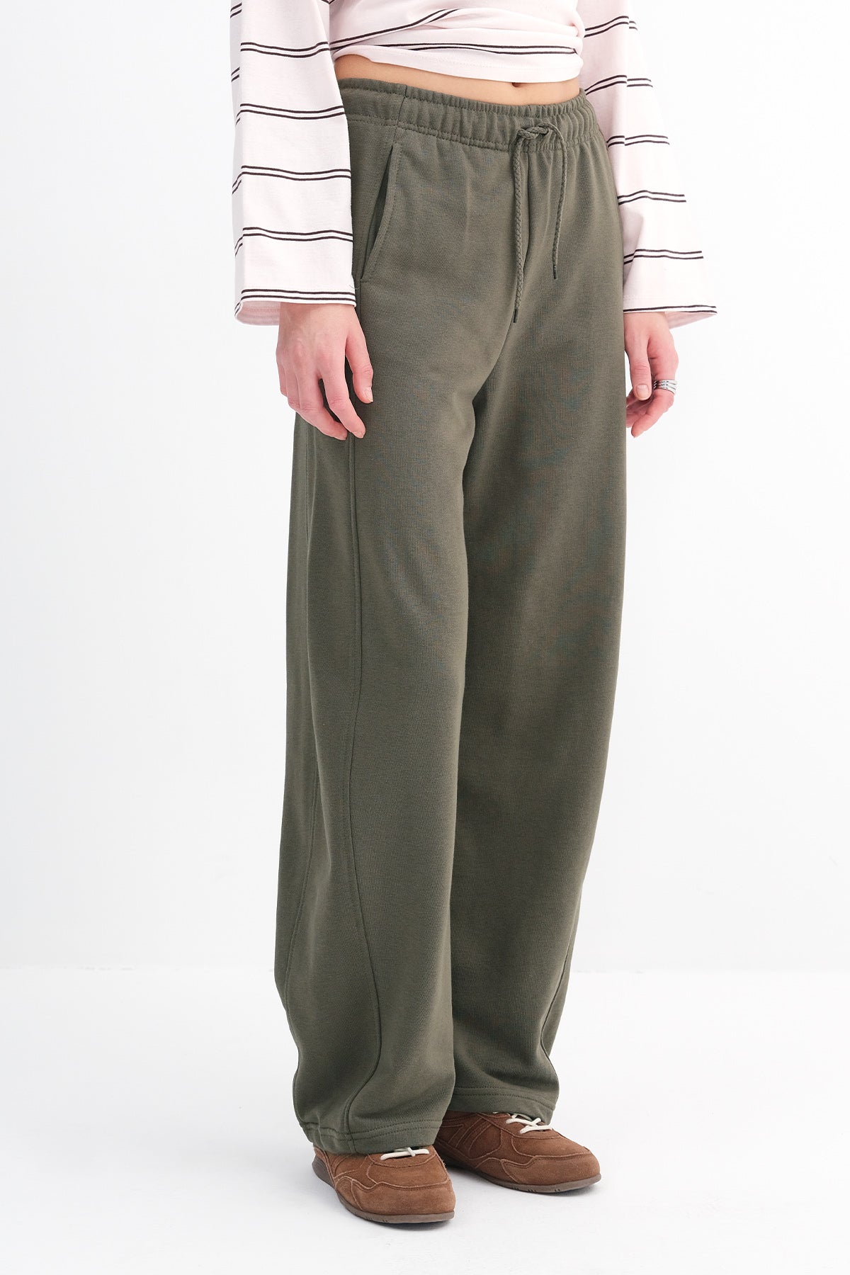 Oil-Green_Wide-Leg-Sweatpants-with-Pockets-addax