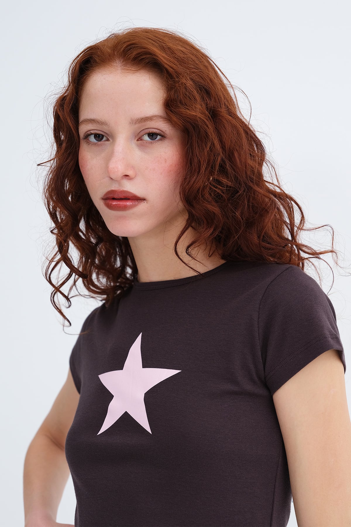 Soft-Brown_Yıldız-Baskılı-T-shirt-P1828-addax