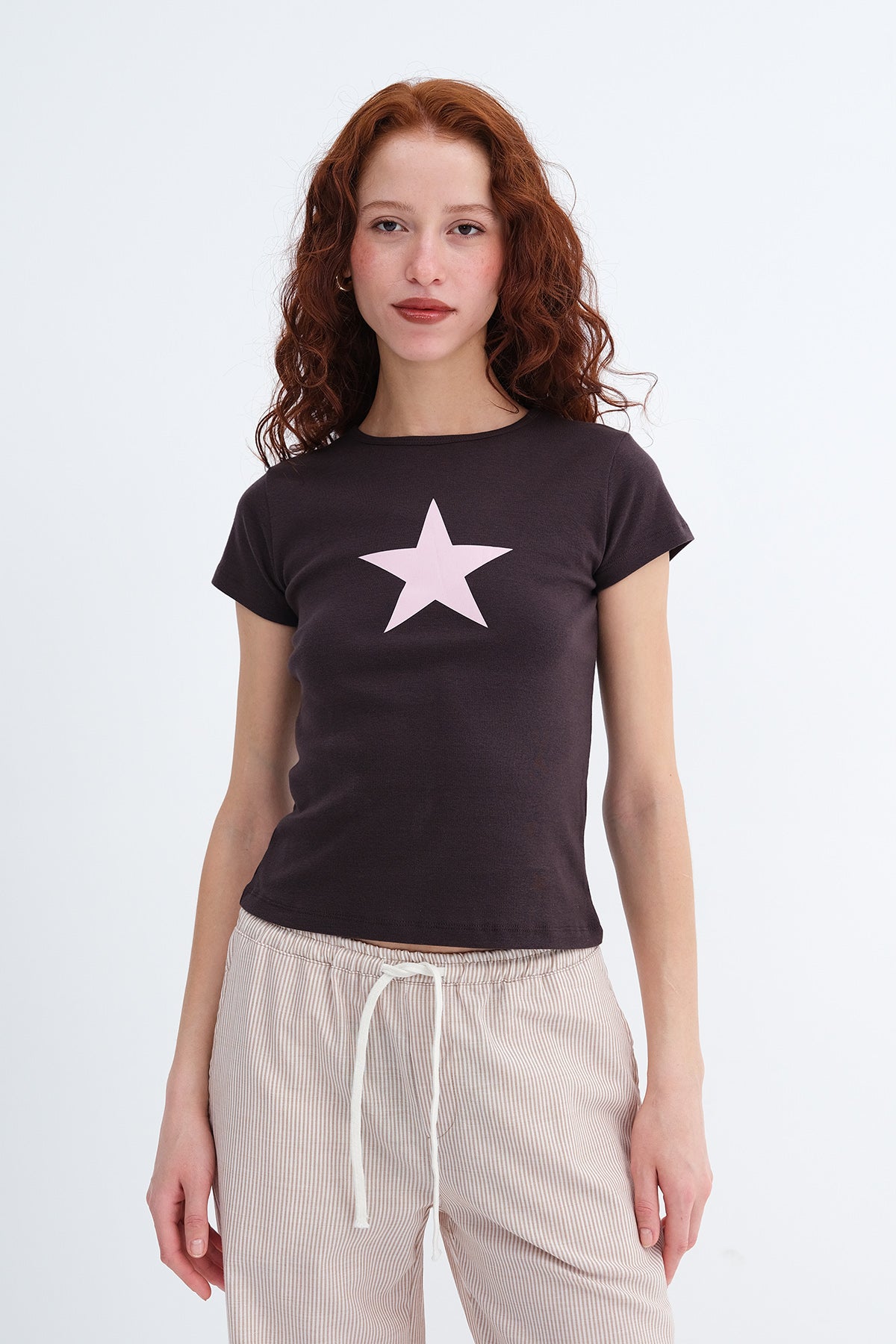 Soft-Brown_Yıldız-Baskılı-T-shirt-P1828-addax
