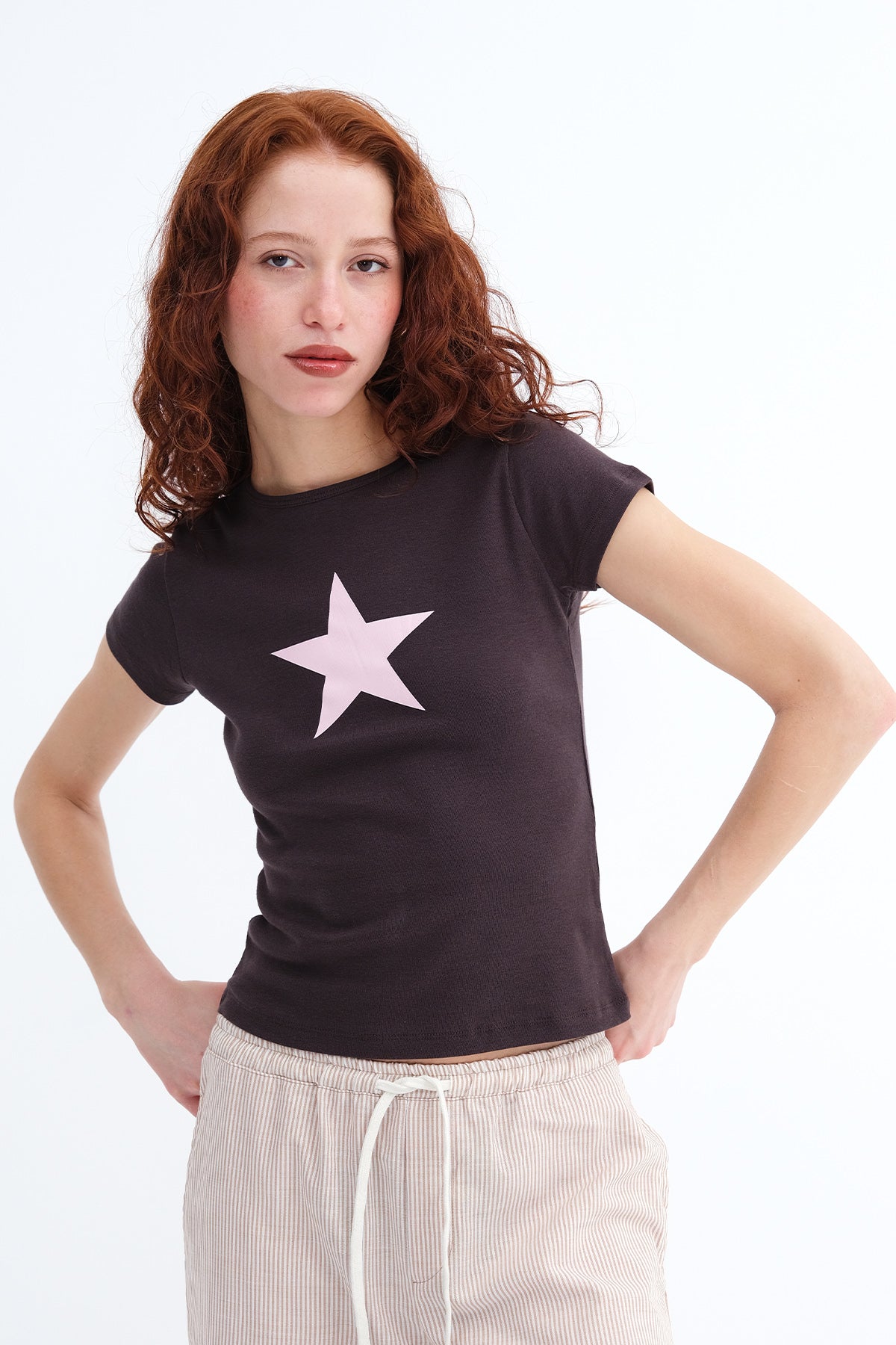 Soft-Brown_Yıldız-Baskılı-T-shirt-P1828-addax