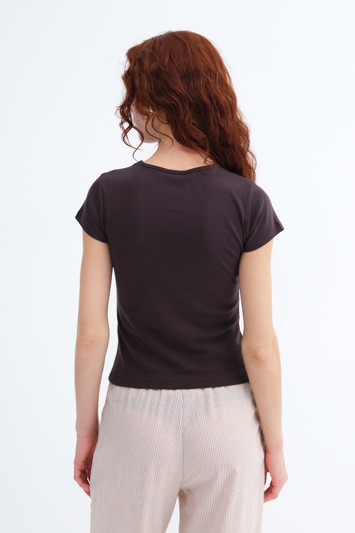 Soft-Brown_Yıldız-Baskılı-T-shirt-P1828-addax