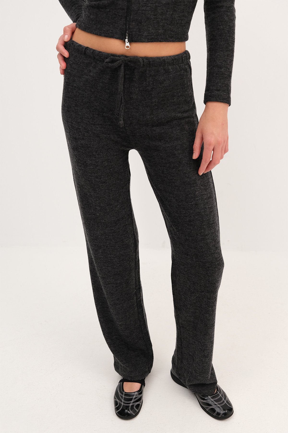 Charcoal_Elastic-Waist-Sweatpants-addax