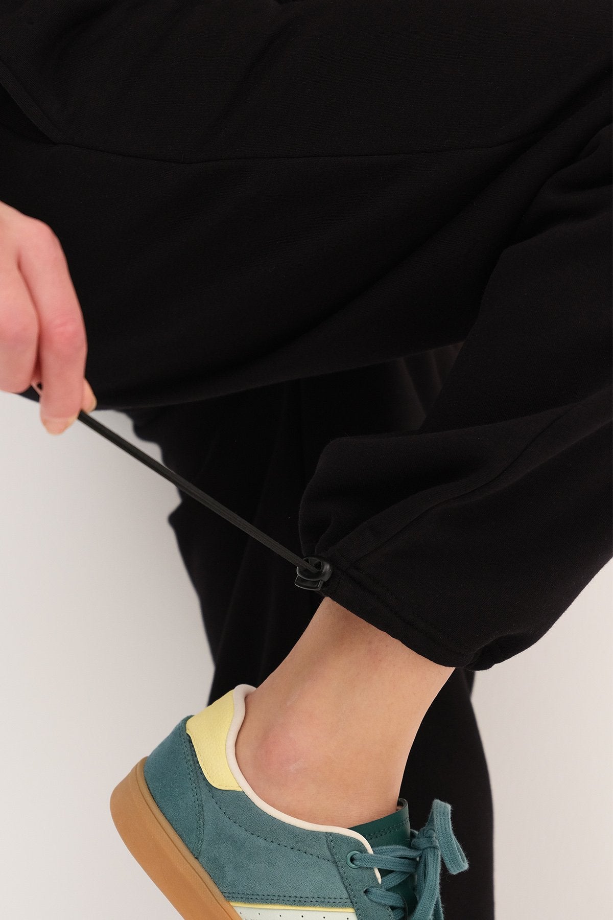 Black_Elastic-Hem-Fleece-Lined-Sweatpants-addax