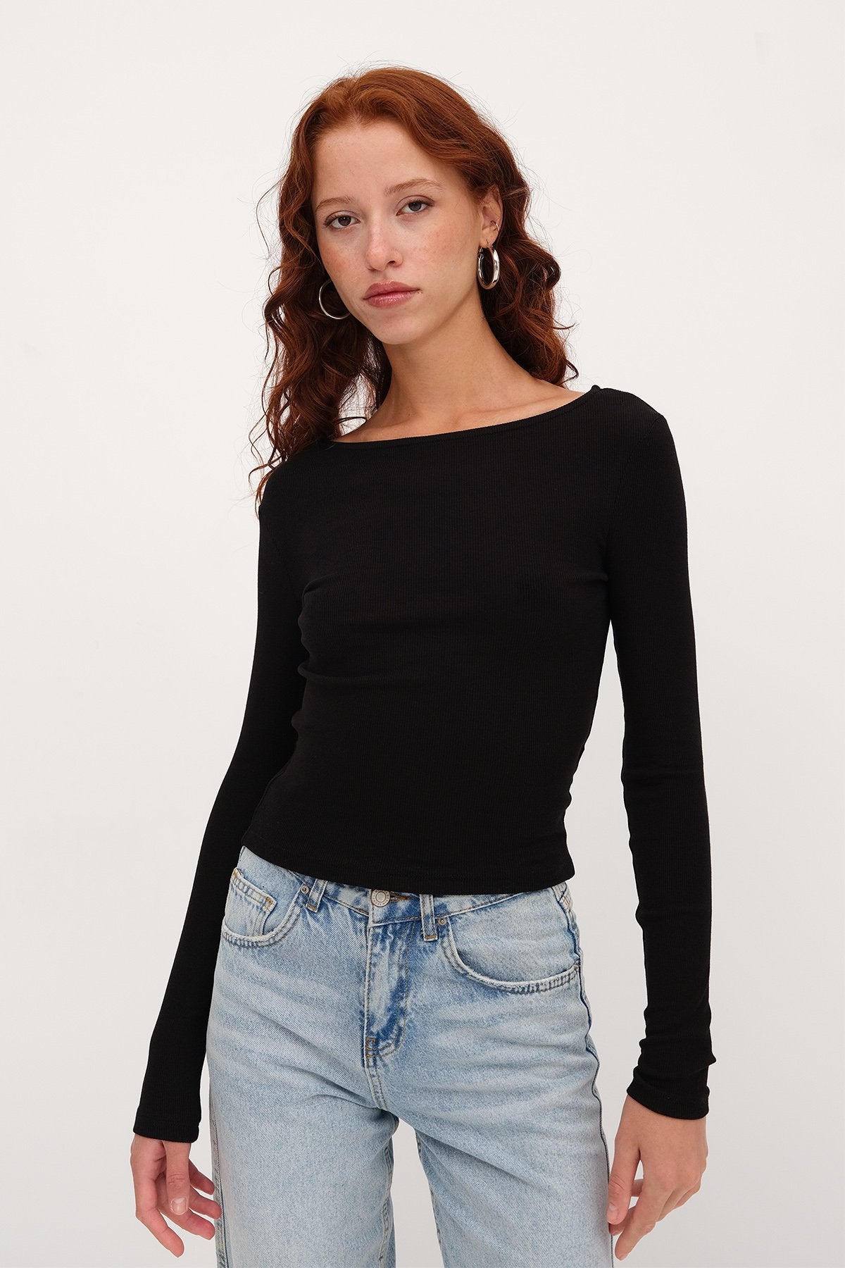 Black_Crew-Neck-Ribbed-Blouse-addax