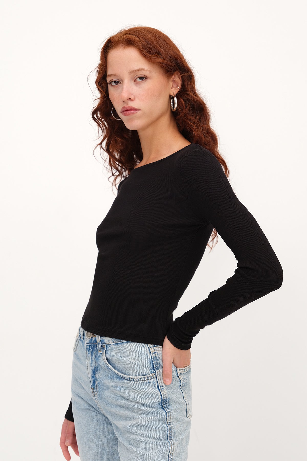 Black_Crew-Neck-Ribbed-Blouse-addax