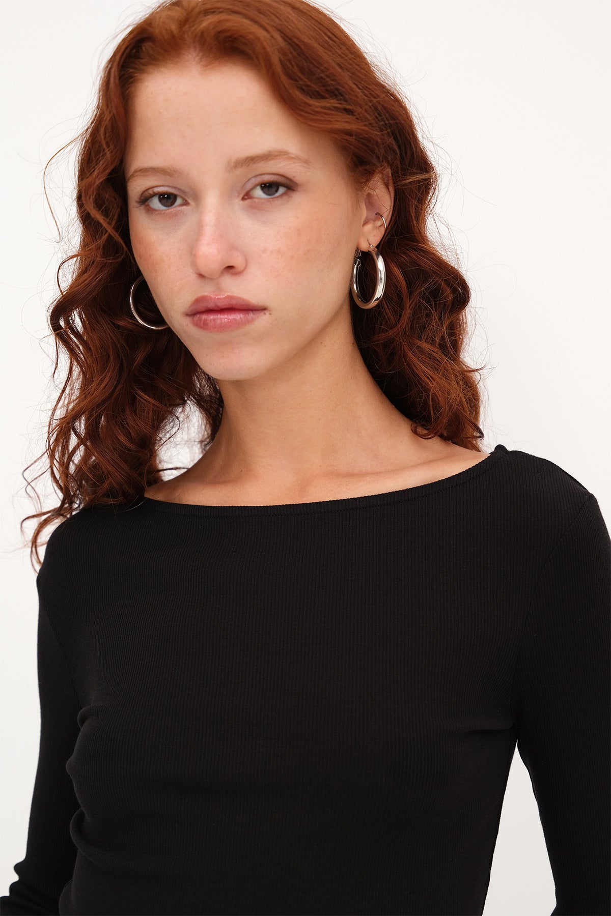 Black_Crew-Neck-Ribbed-Blouse-addax