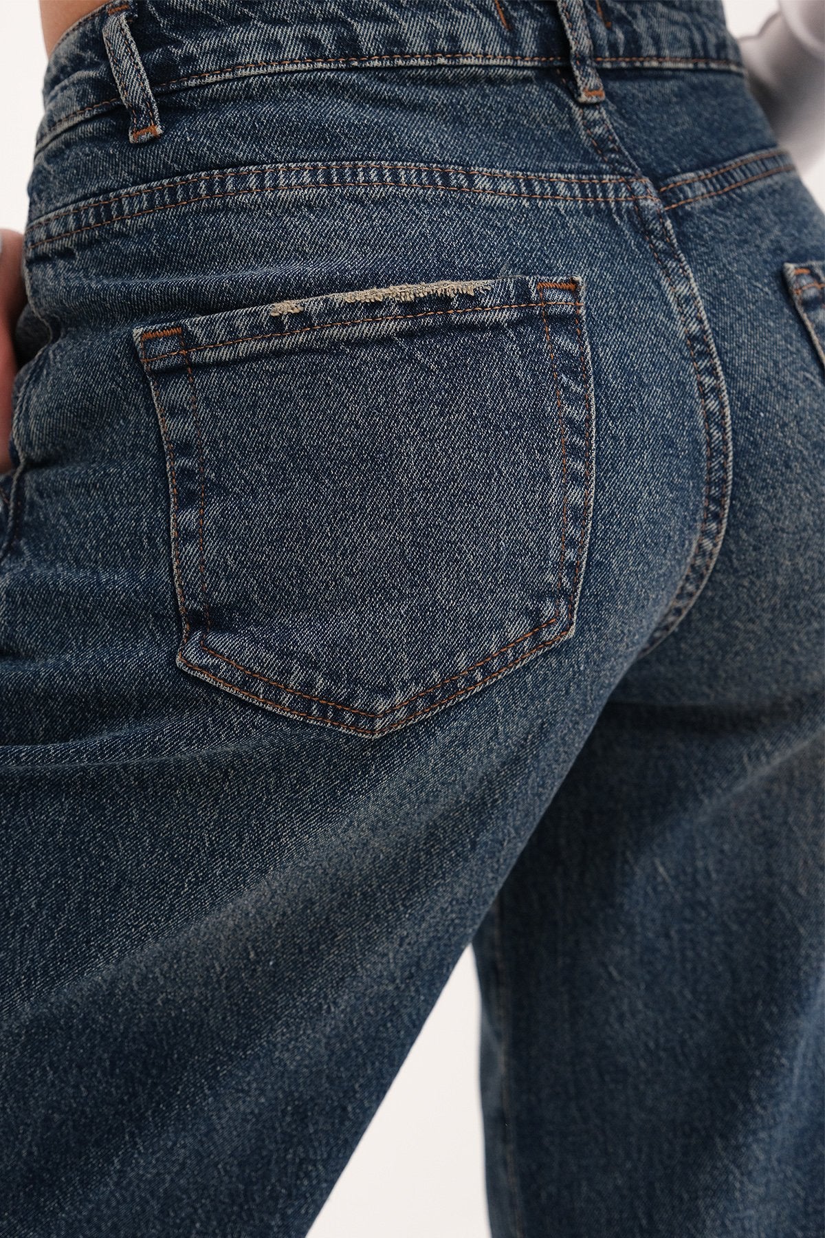 Light-Tint_Wide-Leg-Jeans-addax