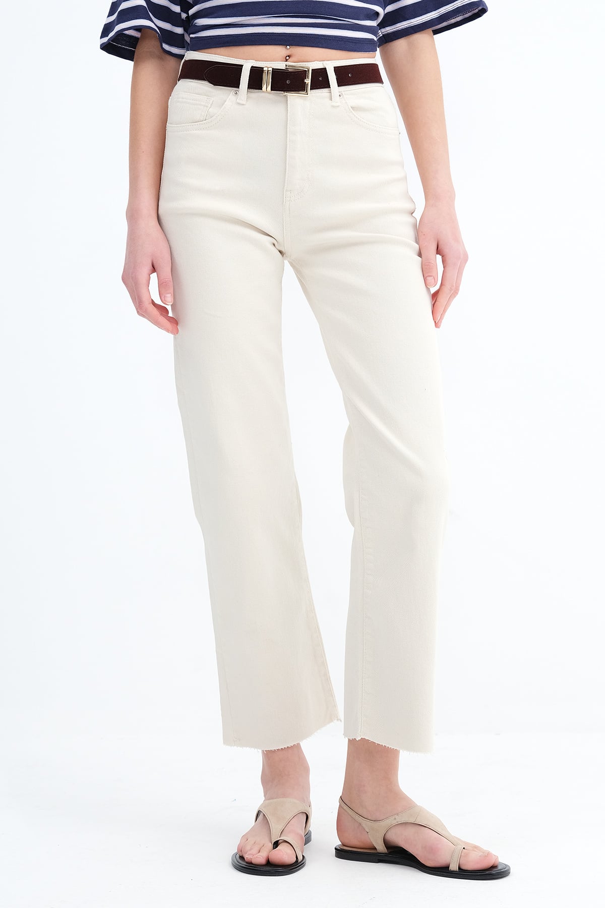 Beige_Straight-Leg-Jeans-with-Belt-addax