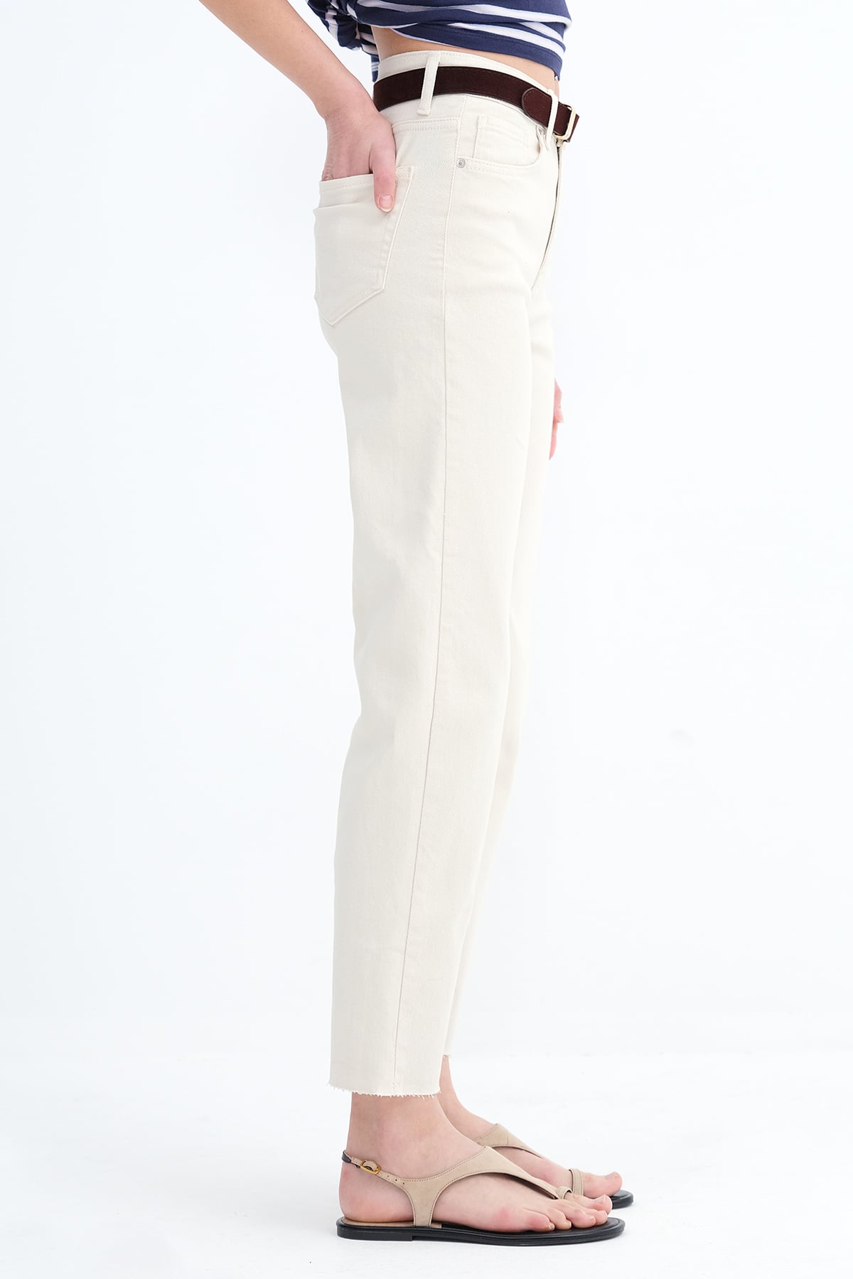Beige_Straight-Leg-Jeans-with-Belt-addax