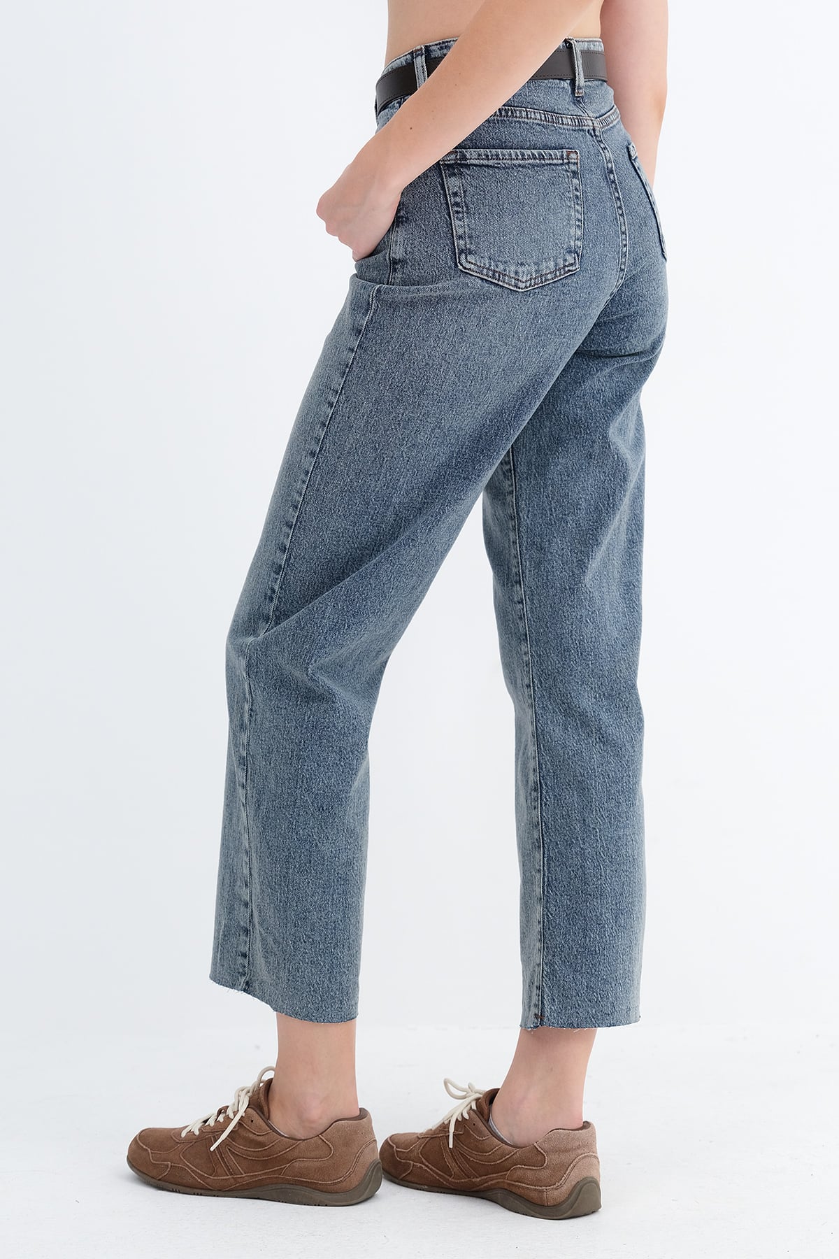 Cold-Blue_Straight-Leg-Jeans-with-Belt-addax