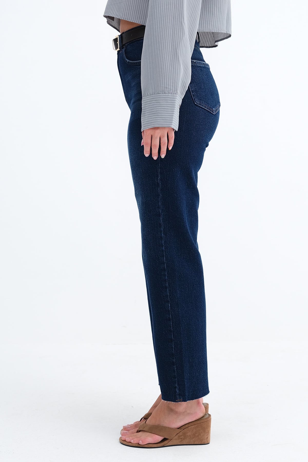 Ocean_Straight-Leg-Jeans-with-Belt-addax