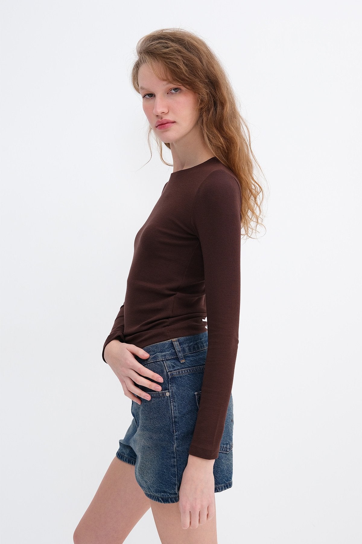 Bitter-Coffee_Crew-Neck-Basic-Blouse-addax