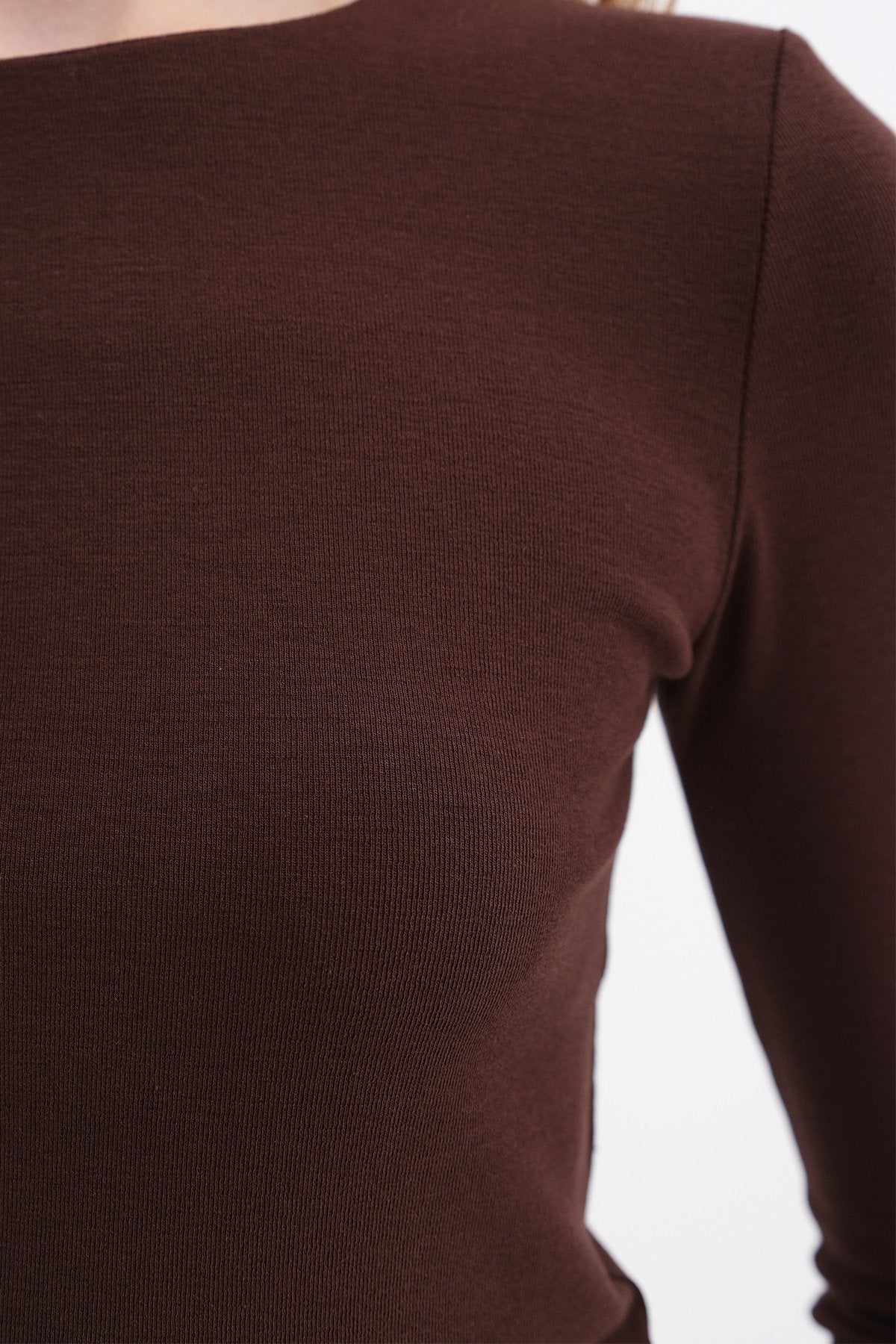 Bitter-Coffee_Crew-Neck-Basic-Blouse-addax