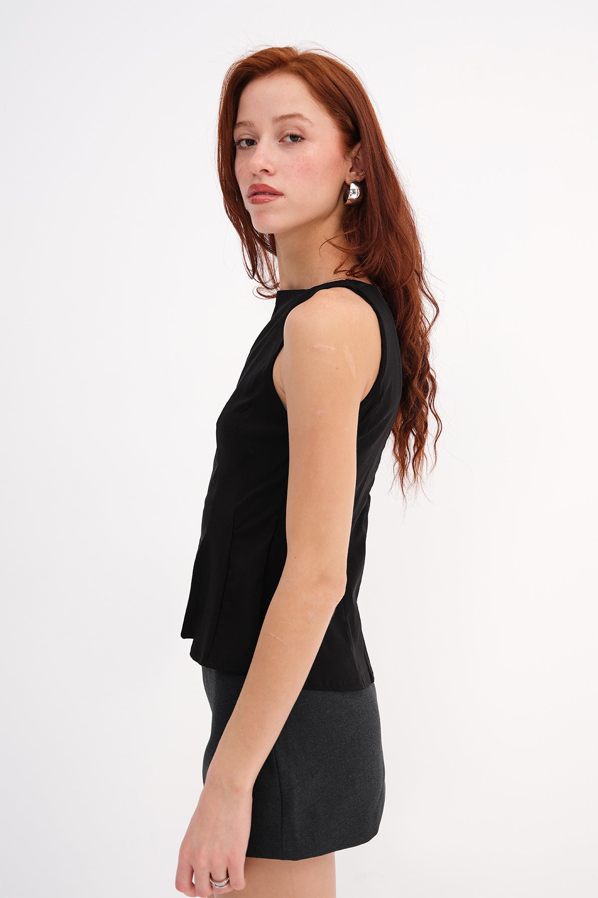 Black_Crew-Neck-Sleeveless-Blouse-addax