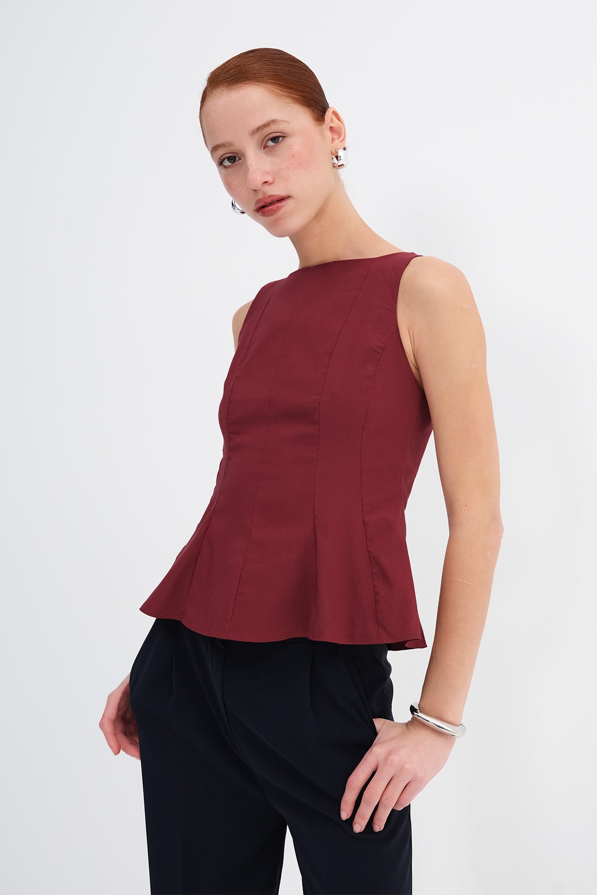 Gardenia_Crew-Neck-Sleeveless-Blouse-addax