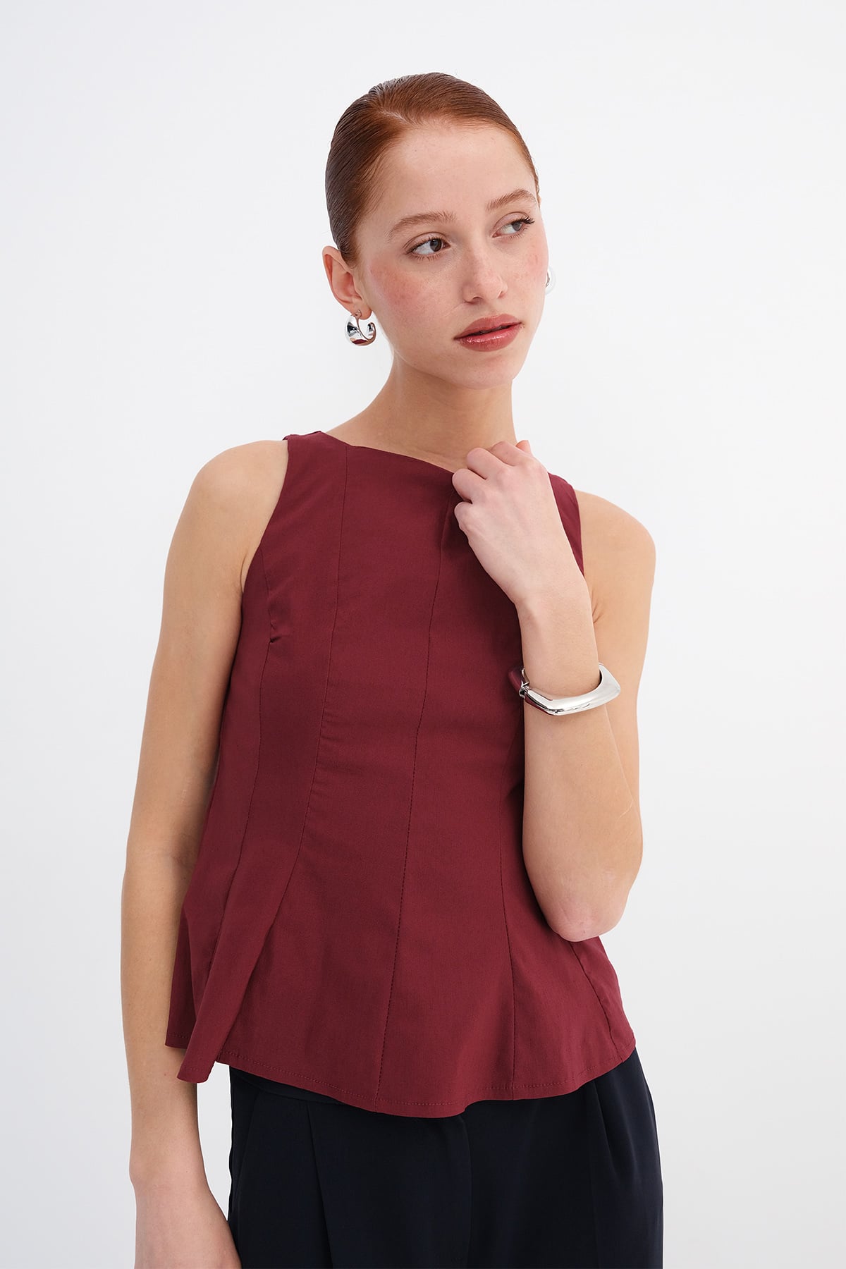 Gardenia_Crew-Neck-Sleeveless-Blouse-addax