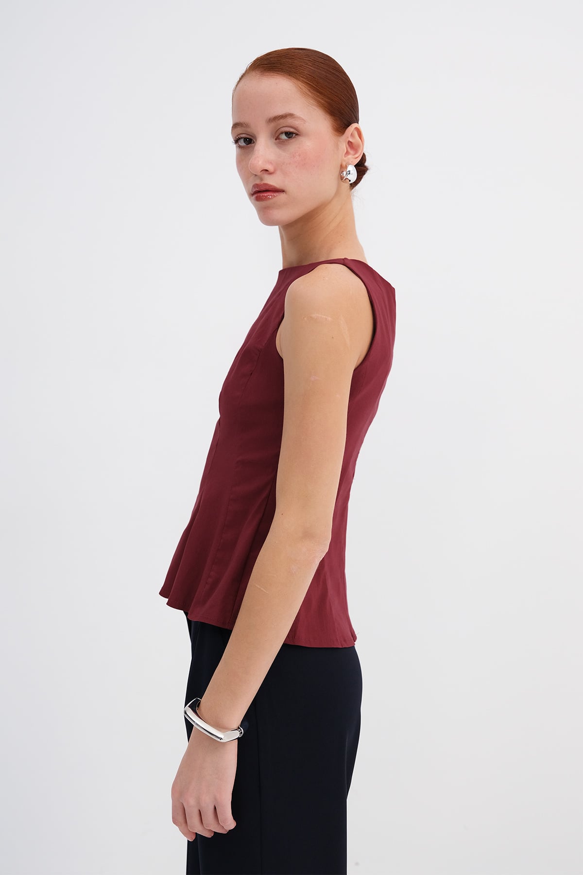Gardenia_Crew-Neck-Sleeveless-Blouse-addax