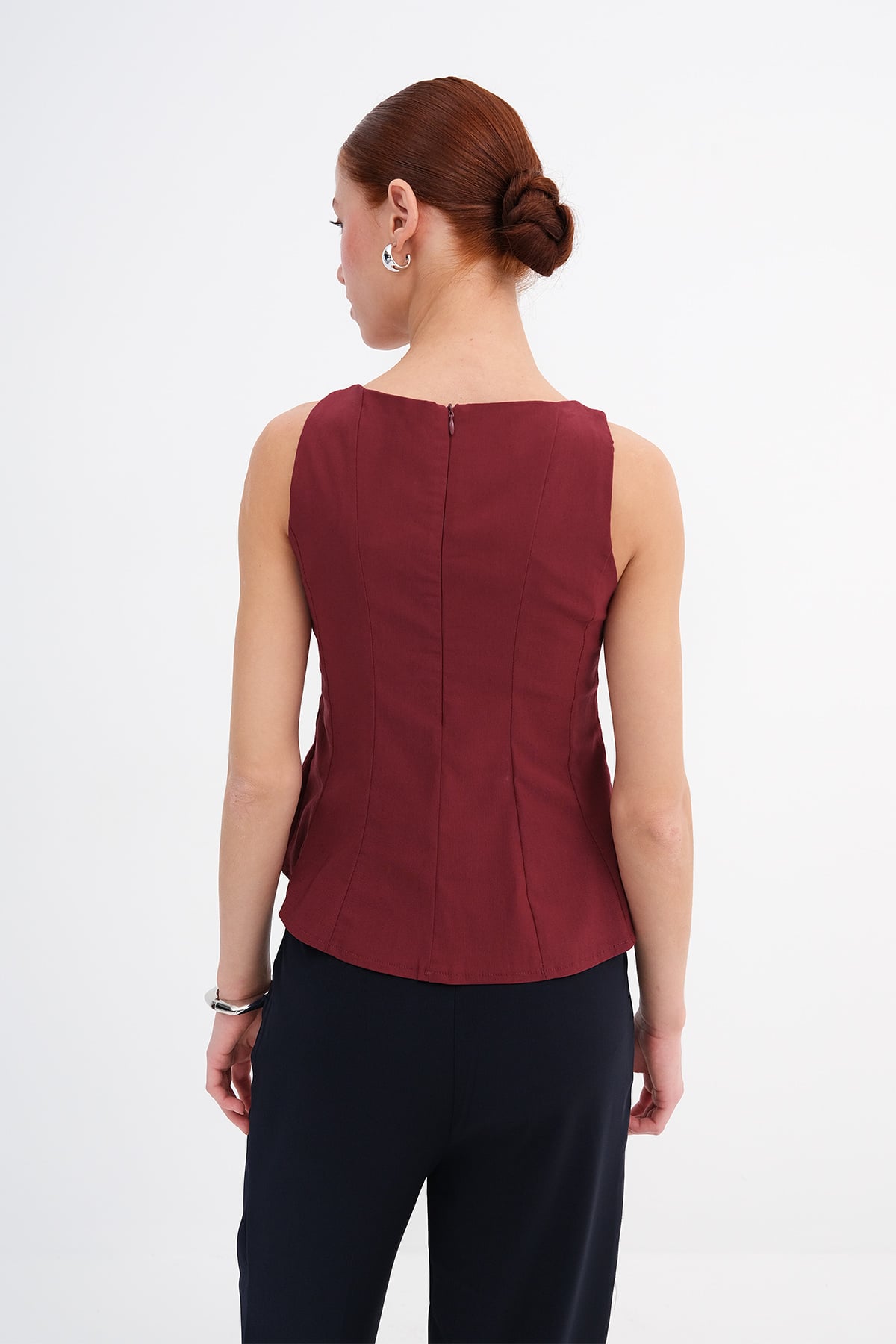 Gardenia_Crew-Neck-Sleeveless-Blouse-addax