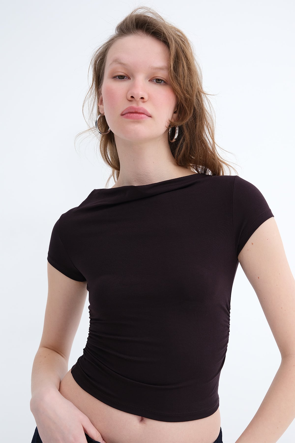 Bitter-Coffee_Boat-Neck-Ruched-Side-T-shirt-addax