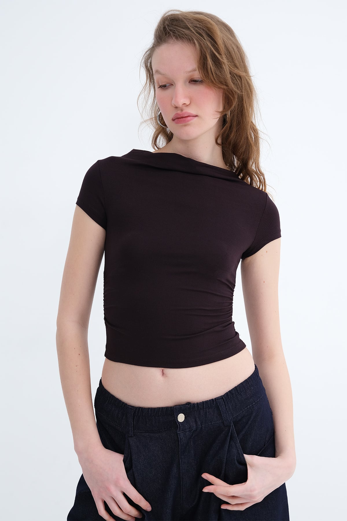 Bitter-Coffee_Boat-Neck-Ruched-Side-T-shirt-addax