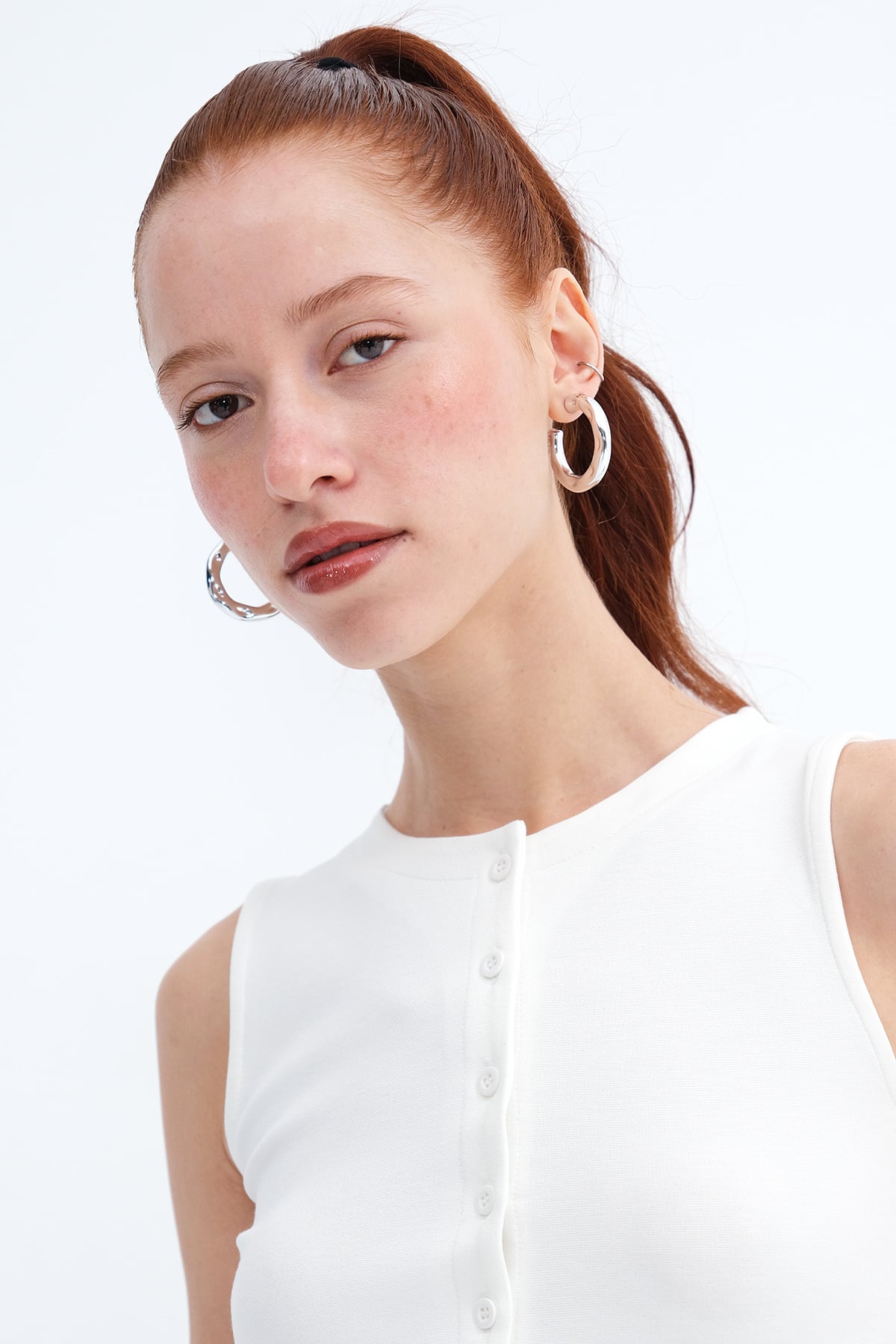 Ecru_Crew-Neck-Buttoned-Vest-addax