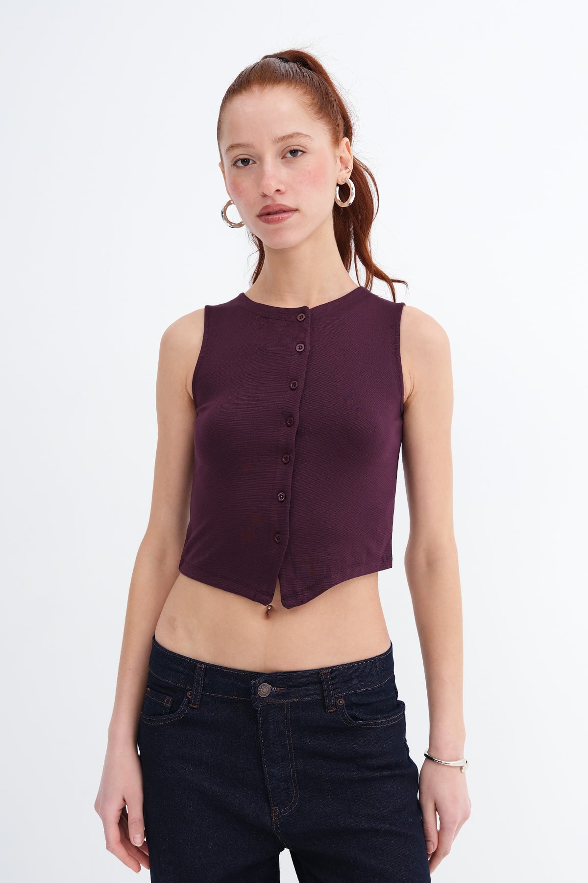 Gardenia_Crew-Neck-Buttoned-Vest-addax