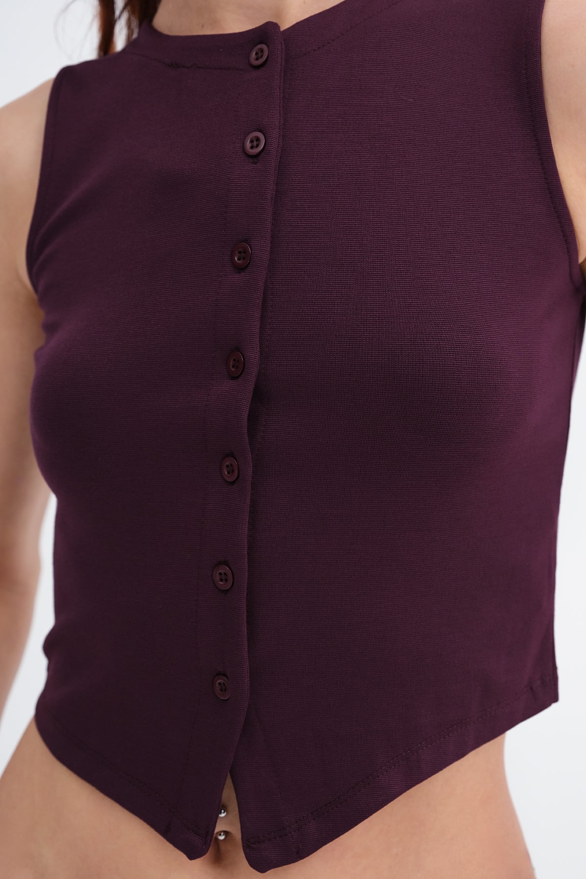 Gardenia_Crew-Neck-Buttoned-Vest-addax