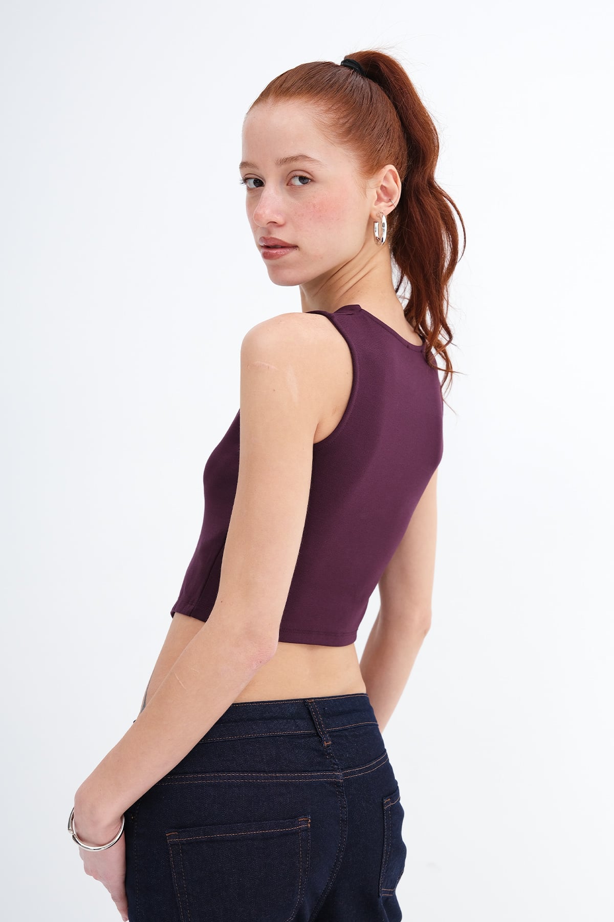 Gardenia_Crew-Neck-Buttoned-Vest-addax