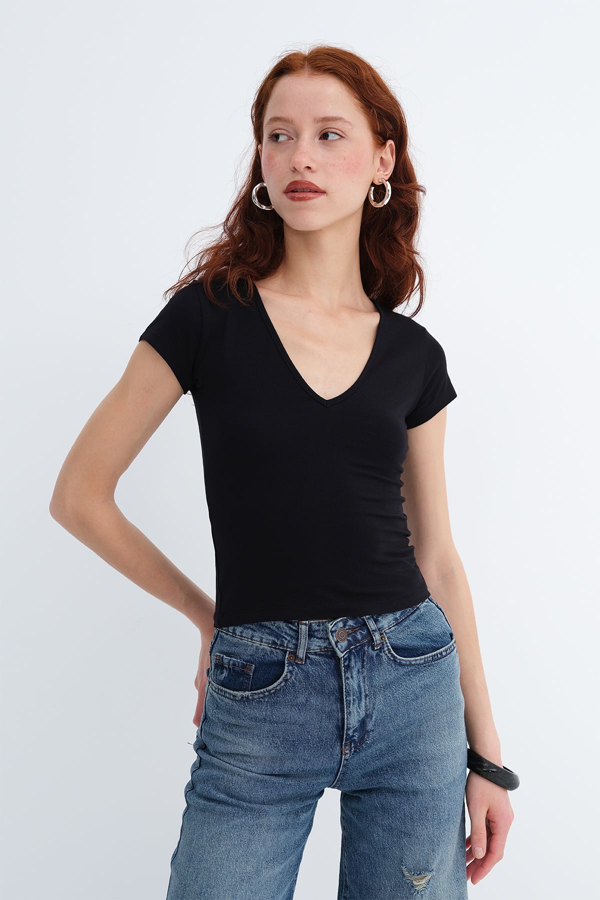 Black_V-Neck-Basic-T-shirt-addax