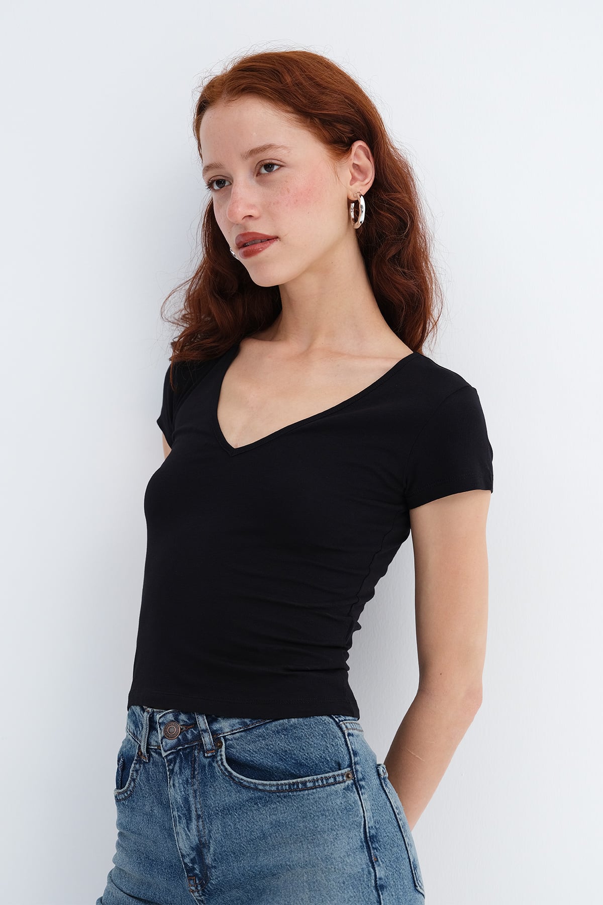 Black_V-Neck-Basic-T-shirt-addax