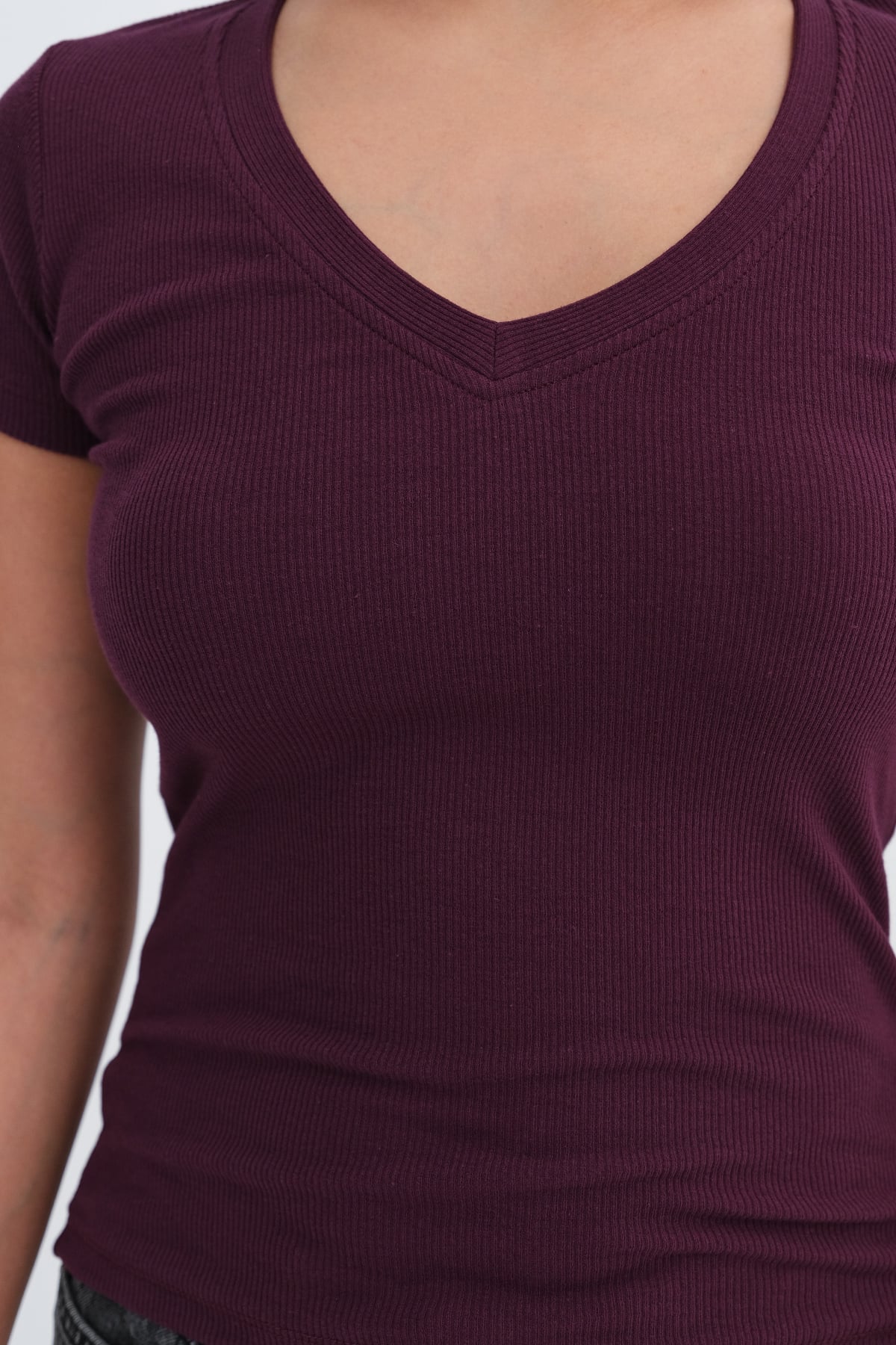 Gardenia_V-Neck-Basic-T-Shirt-addax