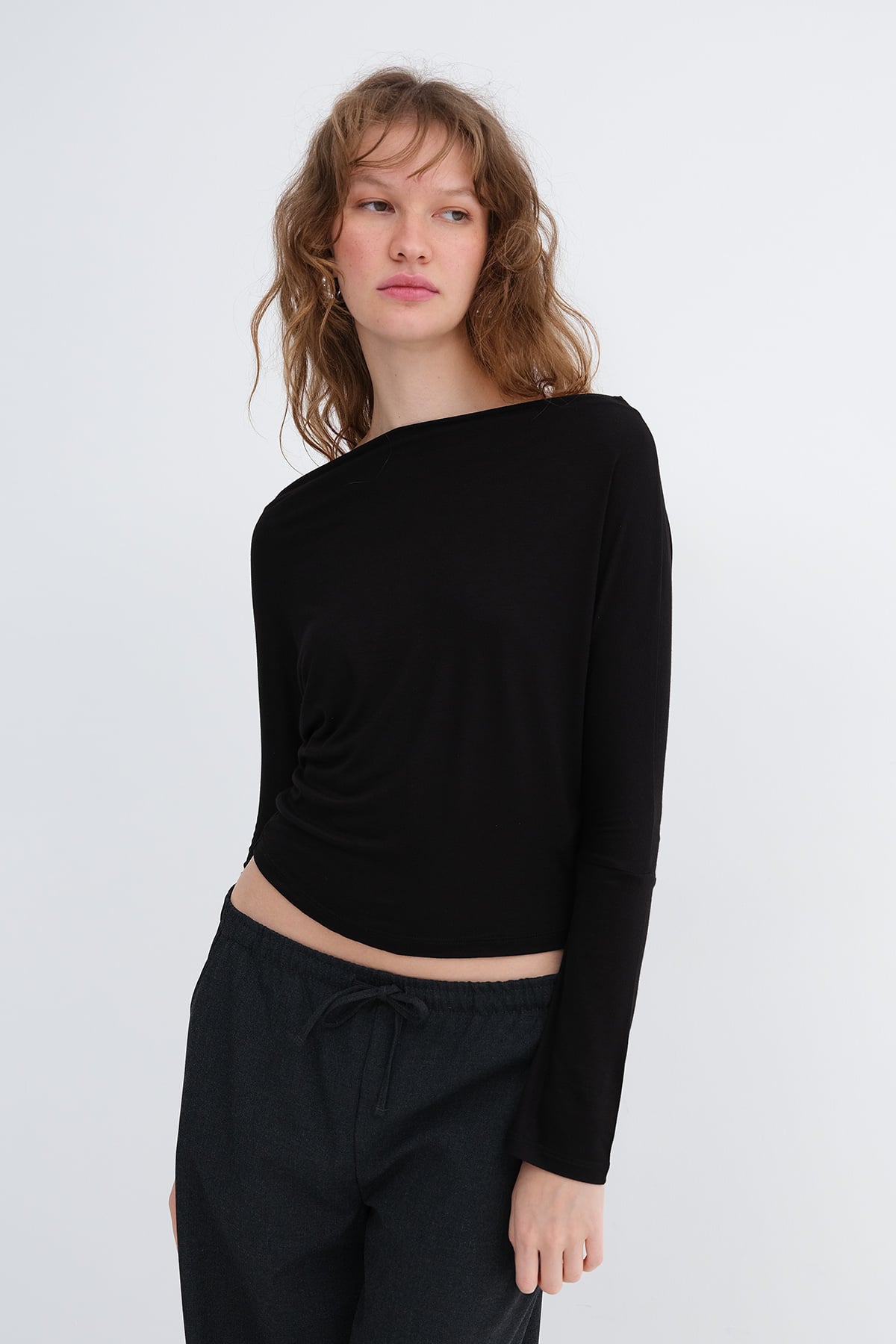 Black_Kayık-Yaka-Basic-Bluz-B1888-addax